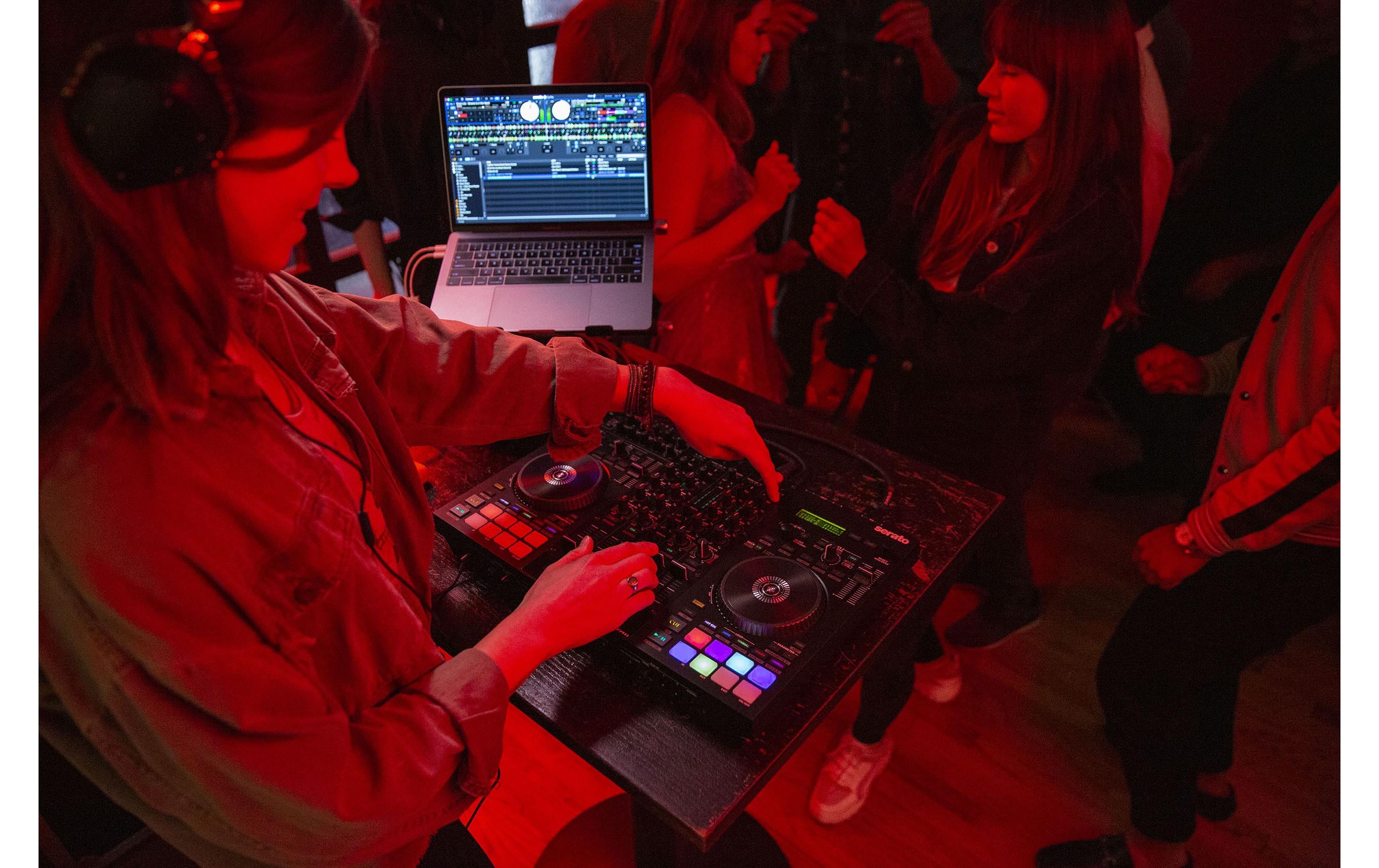 DJ-Controller DJ-707M<br>Für DJs, die mehr wollen, als nur Tracks zu mixen