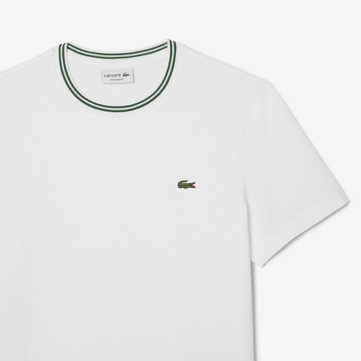 Camiseta LACOSTE com listras na gola. Modelagem regular.