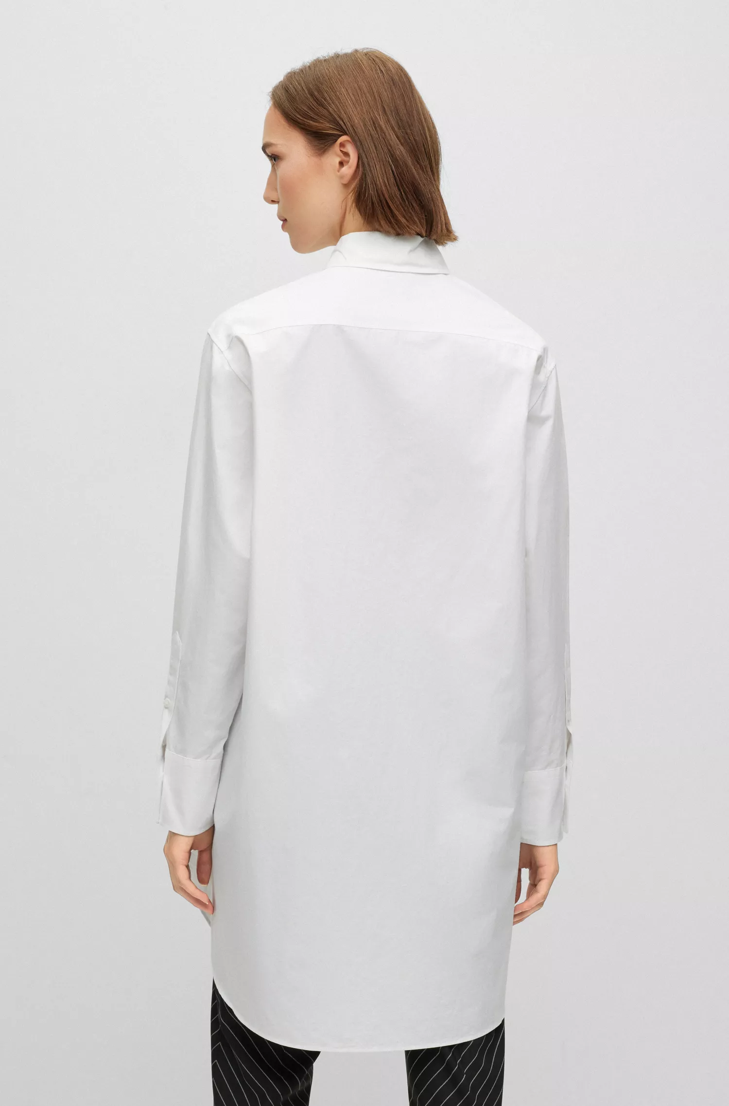 Blusa BOSS preta de corte longo em popeline de algodão com gola pontiaguda.