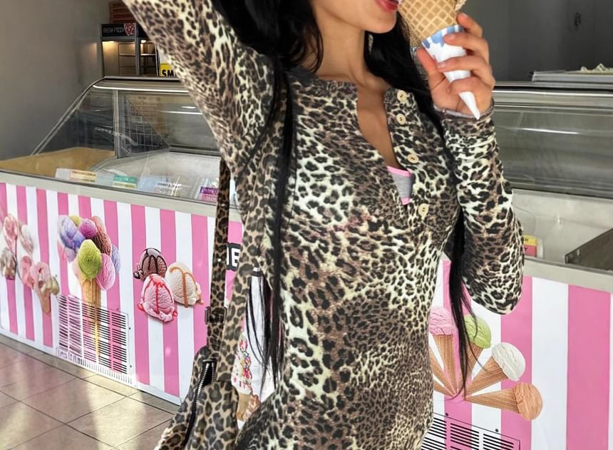 Sheparon - Henley romper met lange mouwen en luipaardprint en slanke pasvorm