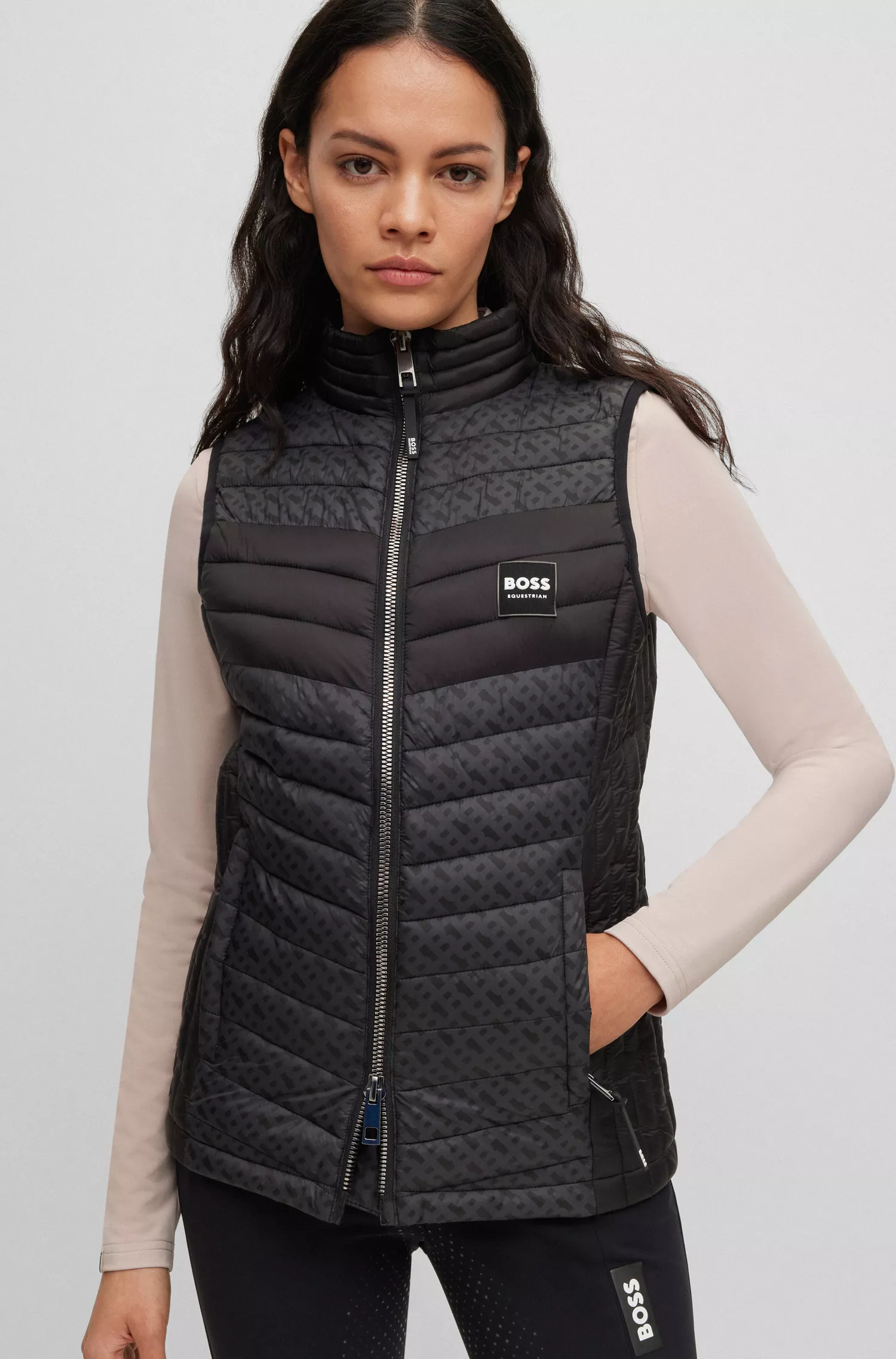 Colete BOSS preto com monograma equestre e aplicações de silicone com o logotipo.