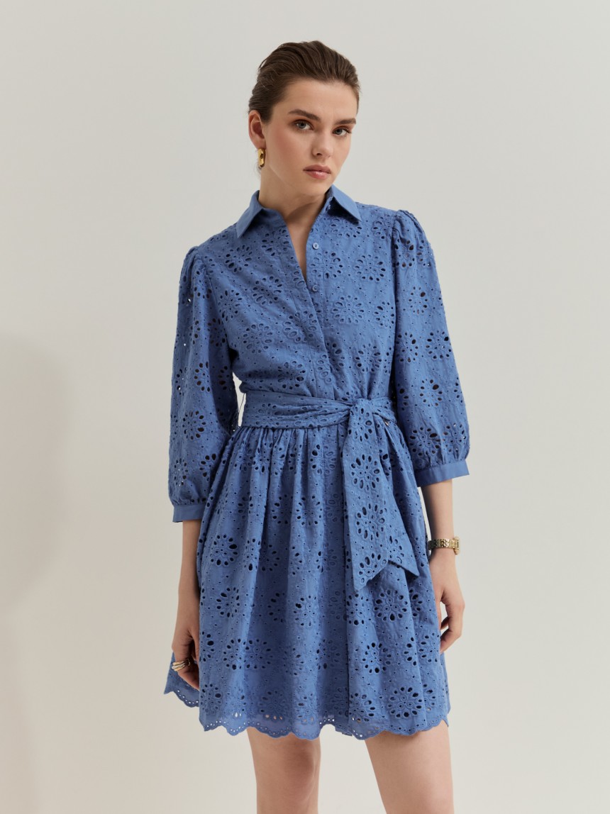 Vestido curto com bordado inglês