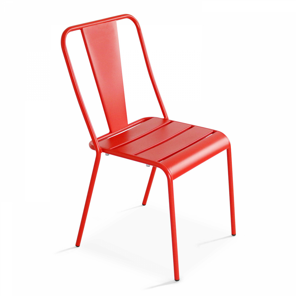Chaise en métal rouge