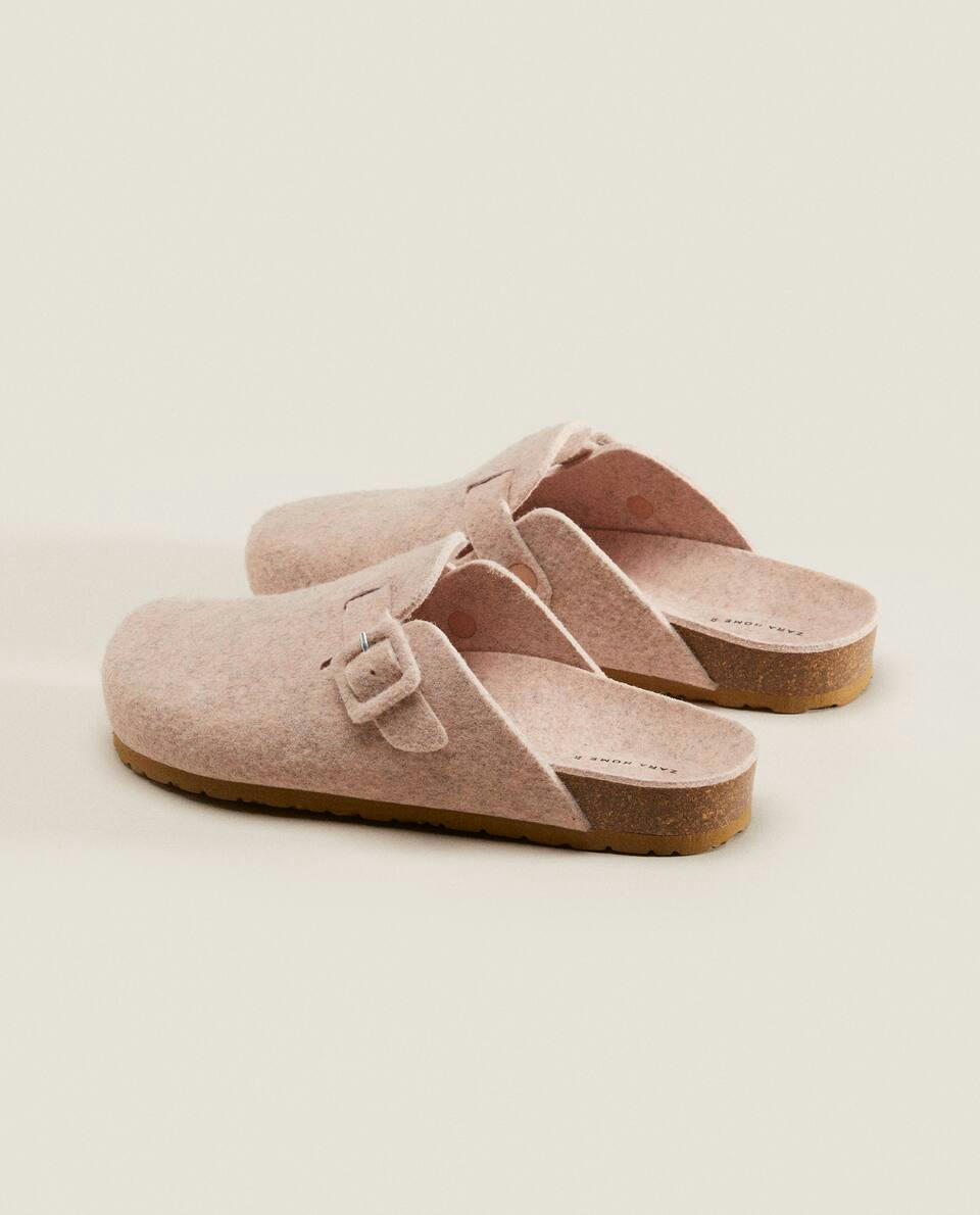 Chinelo Mule de feltro com fivela revestida