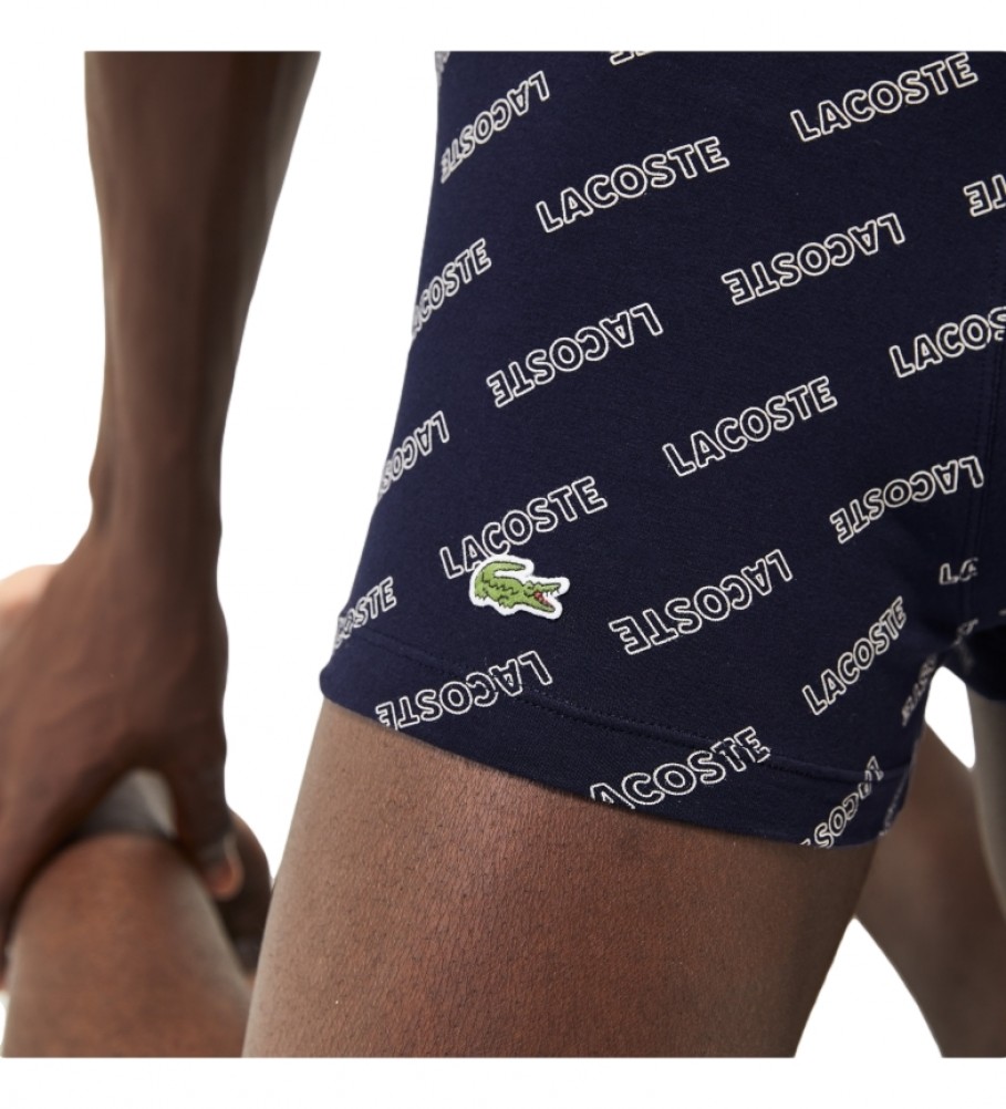 Conjunto de 3 cuecas boxer Lacoste Court nas cores preto, cinza e azul marinho.