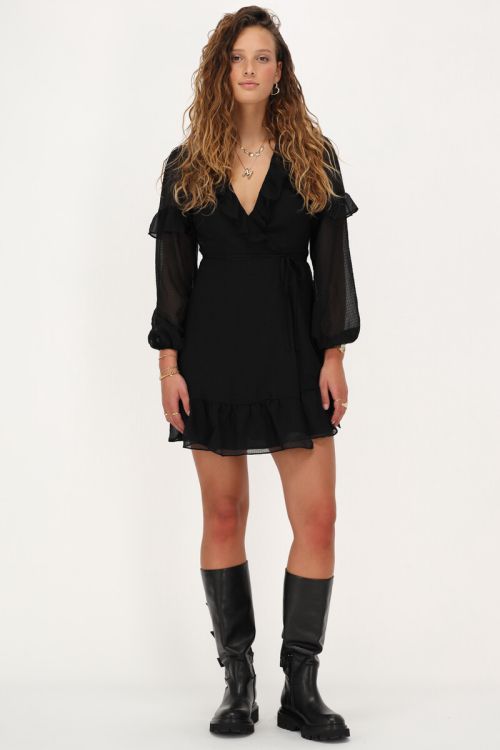 Zwarte wikkeljurk met ruffles