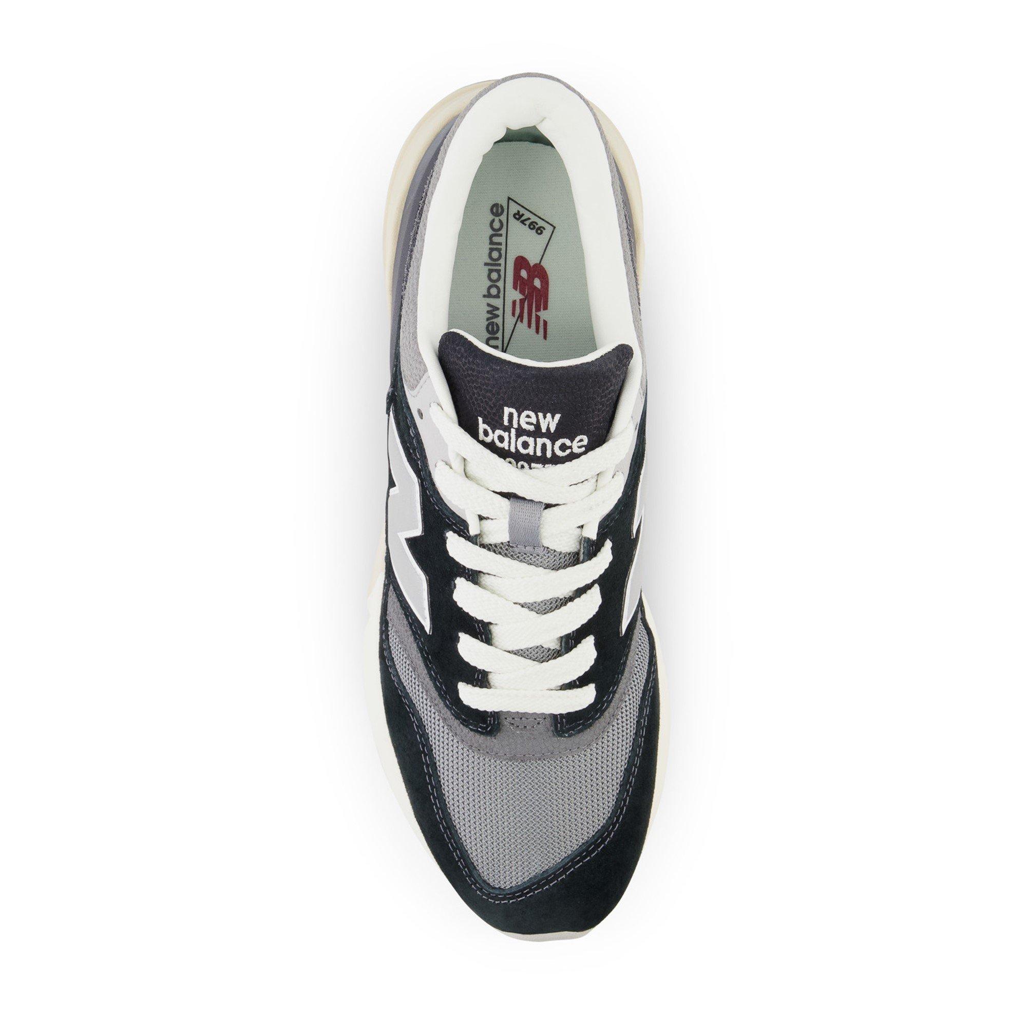 New Balance 977R Trainers