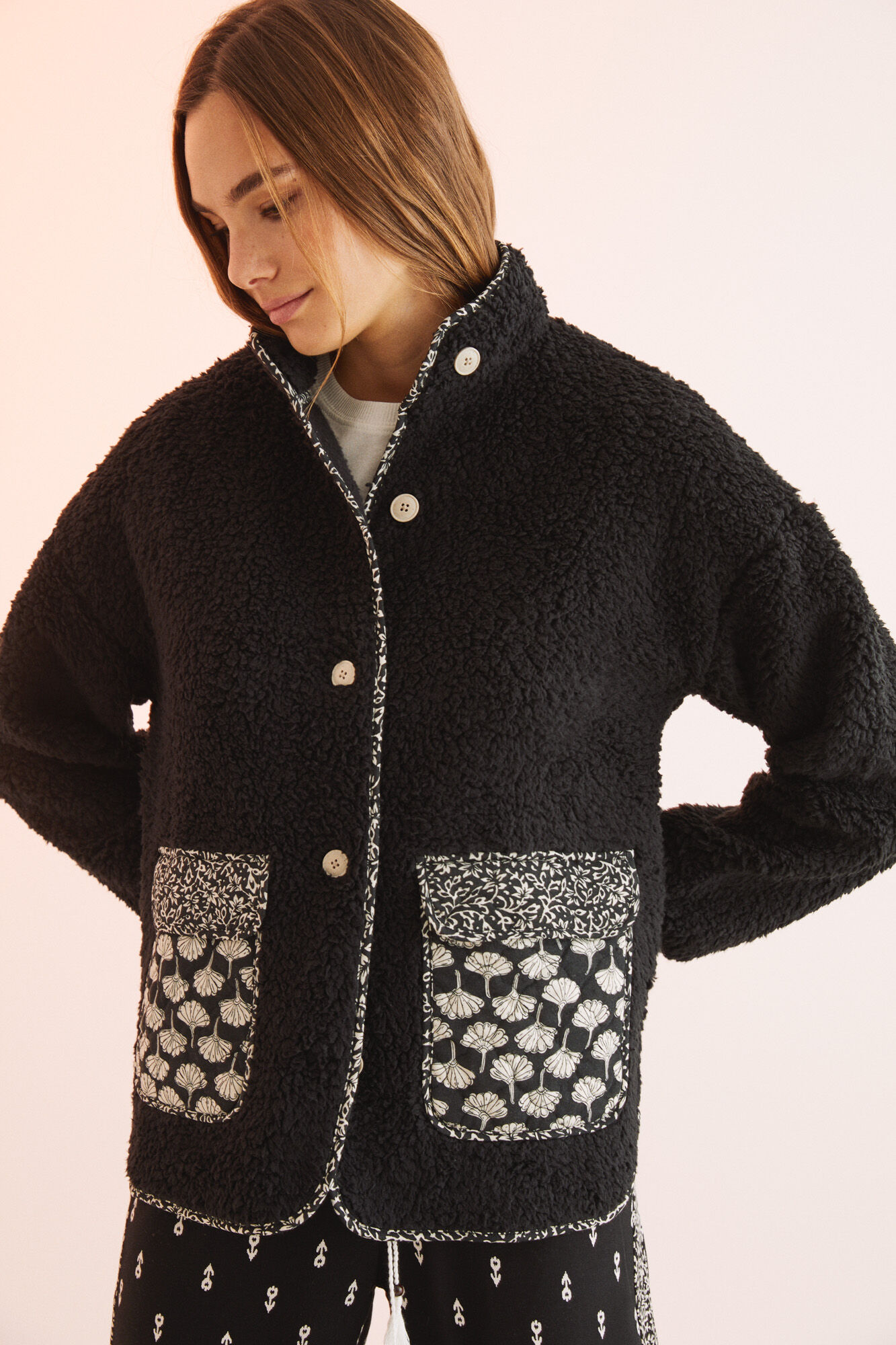 Robe preta de comprimento médio com forro de sherpa - preta