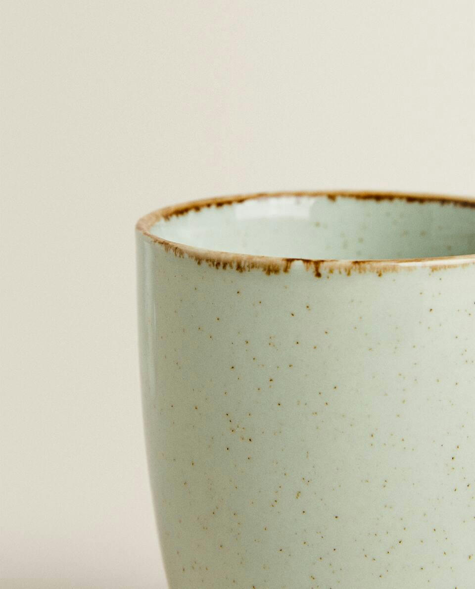 CANECA DE PORCELANA COM BORDA DE ACABAMENTO ANTIGO