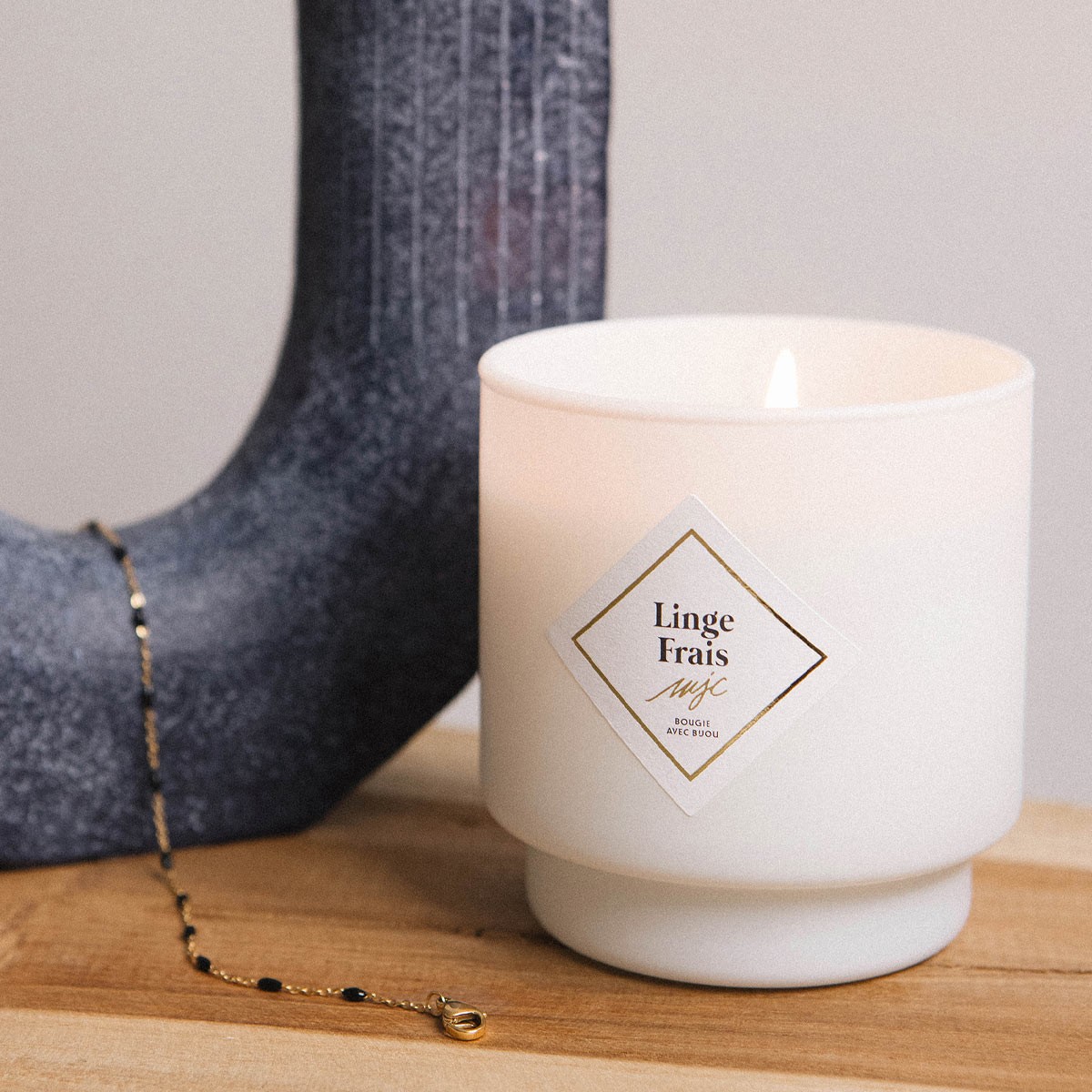 Bougie parfumée - Linge frais - Collier acier inoxydable doré & noir - 200 g