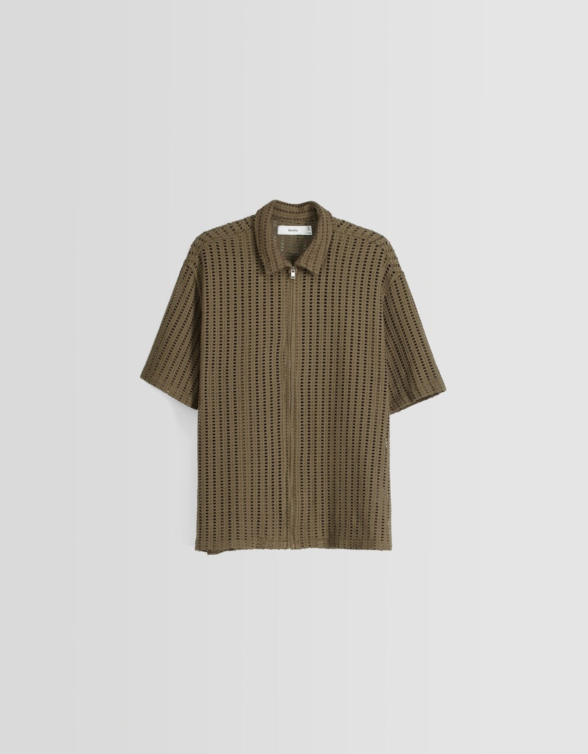 Camisa rústica de manga curta com zíper.