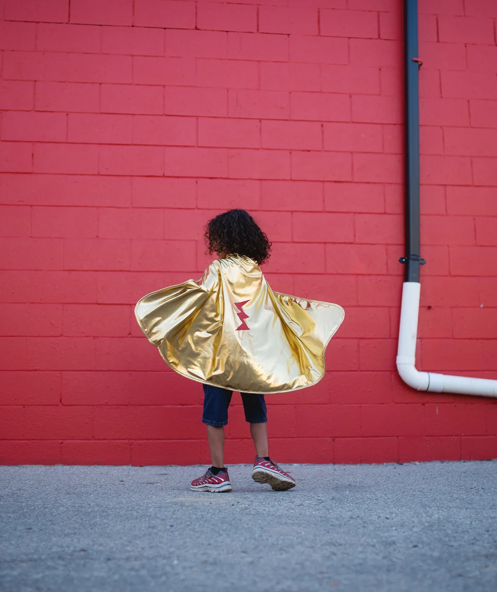 GREAT PRETENDERSDÉGUISEMENT CAPE DE SUPER-HÉROÏNE RÉVERSIBLE FILLE OR ET ROUGE