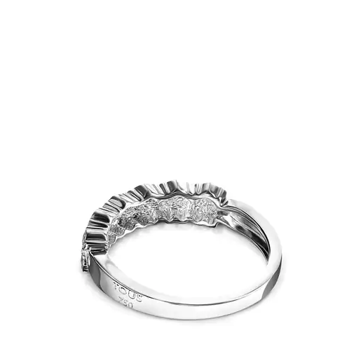 Aliança meia-eternidade em ouro branco com diamantes e um detalhe de cachorrinho.