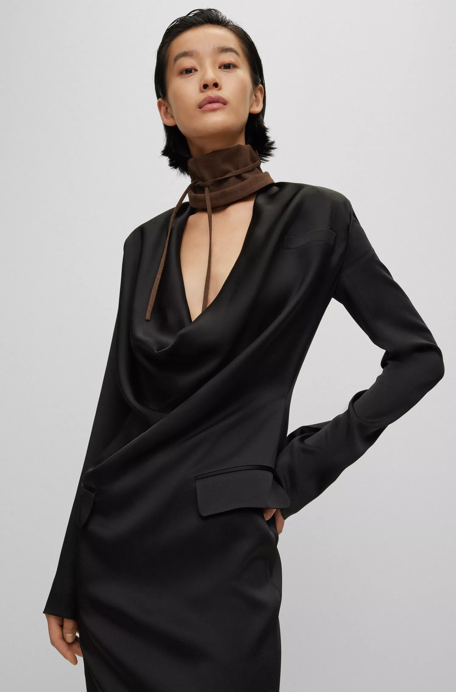 Vestido BOSS preto na altura do joelho com gola drapeada