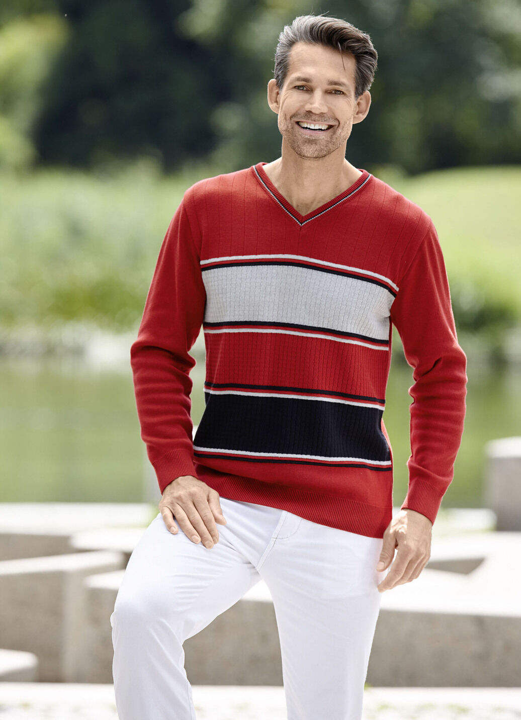 Moderner V-Pullover