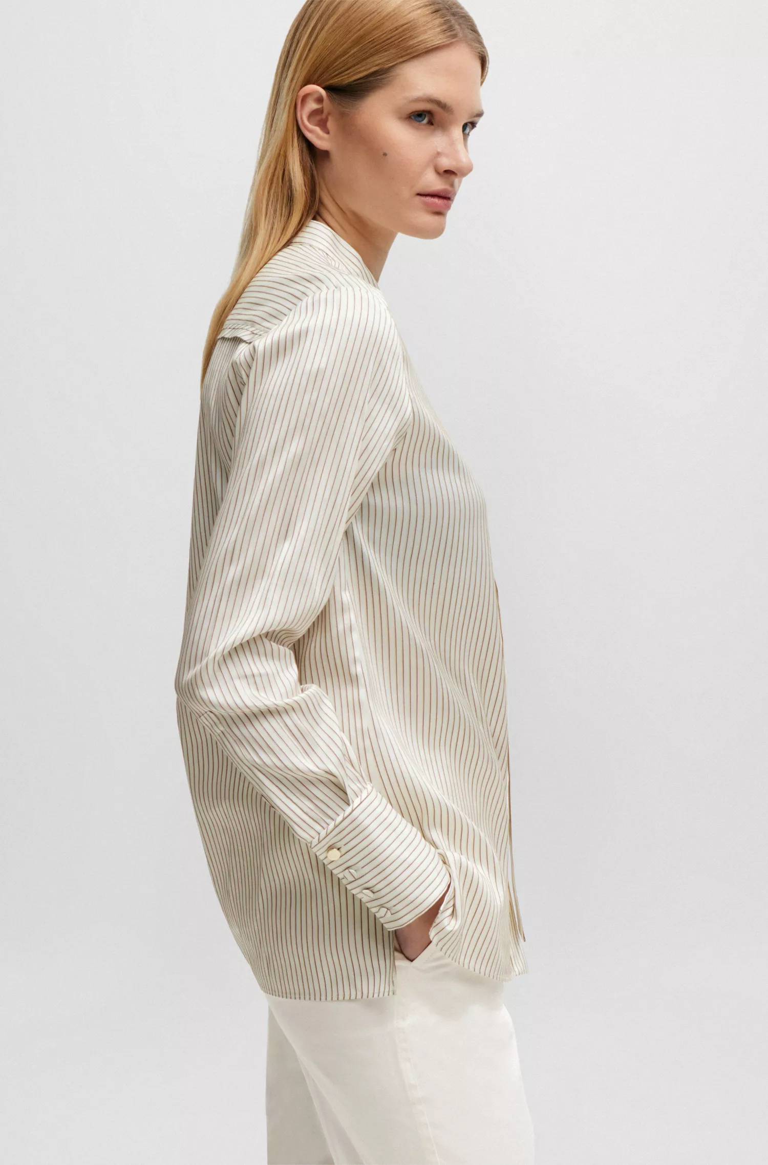 Blusa BOSS preta de modelagem relaxada em seda e algodão listrados.