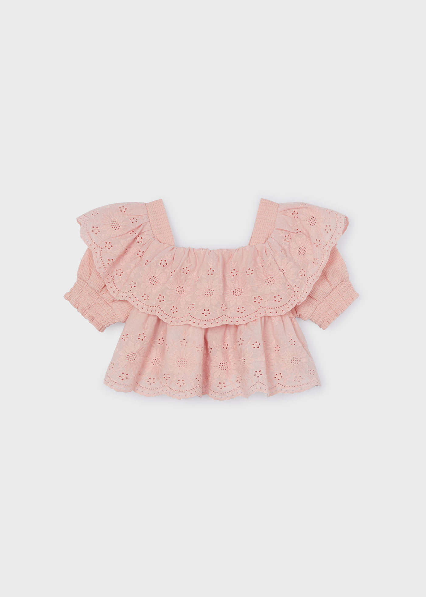 Blusa rosa claro para menina com babados e bordados.