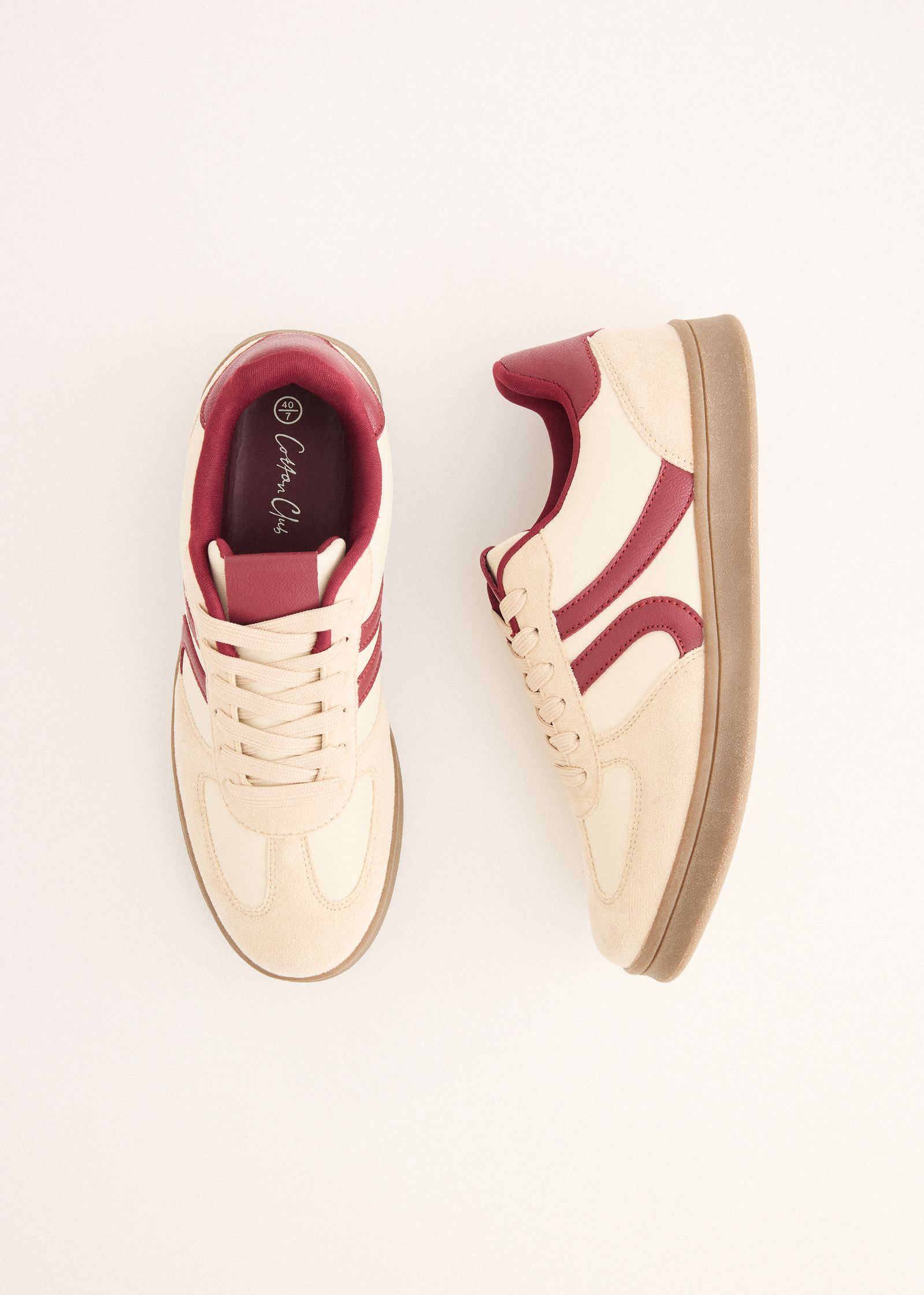 Sneakers met bordeaux accent