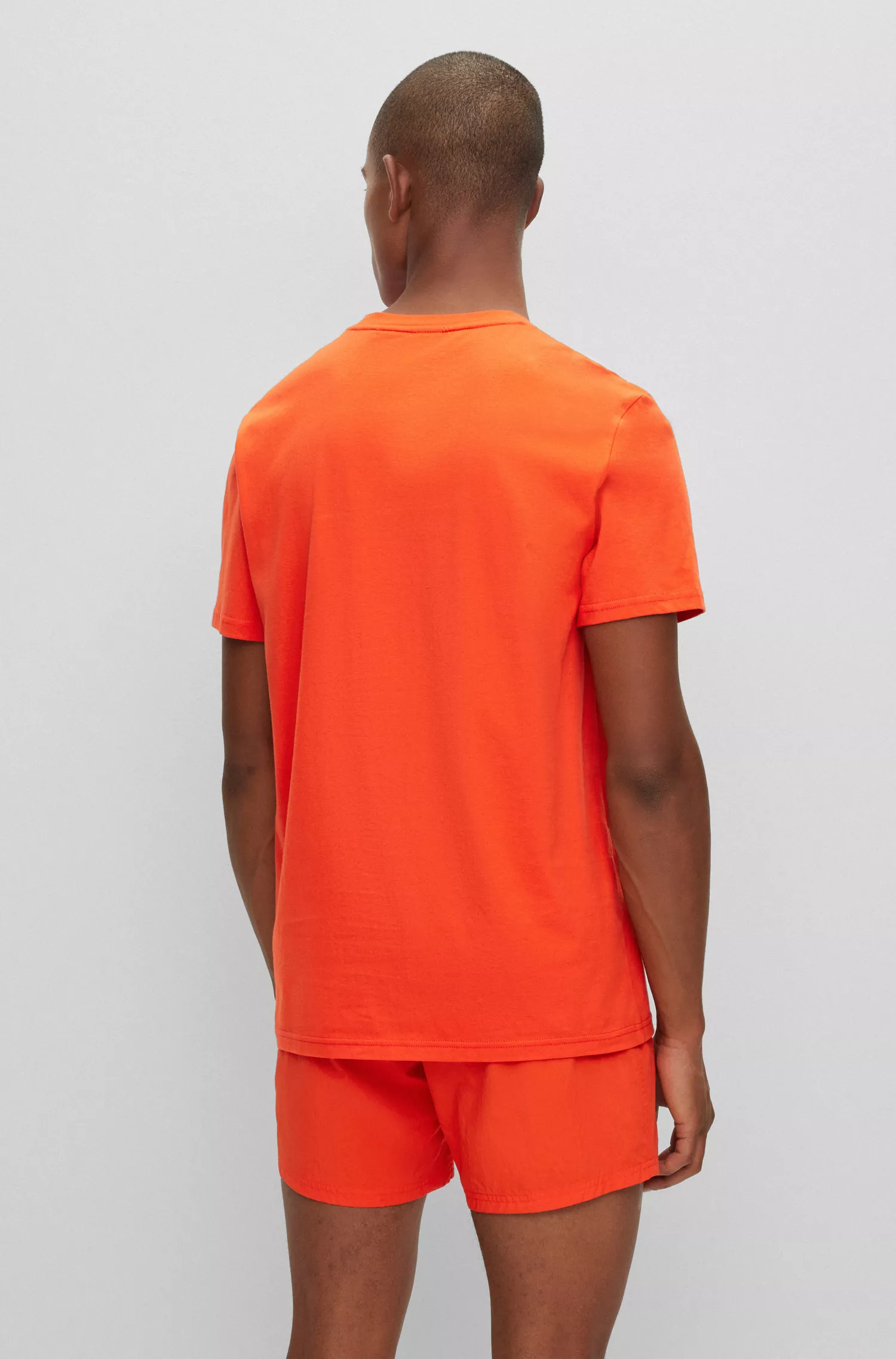 Camiseta BOSS preta de algodão orgânico com logotipo grande.