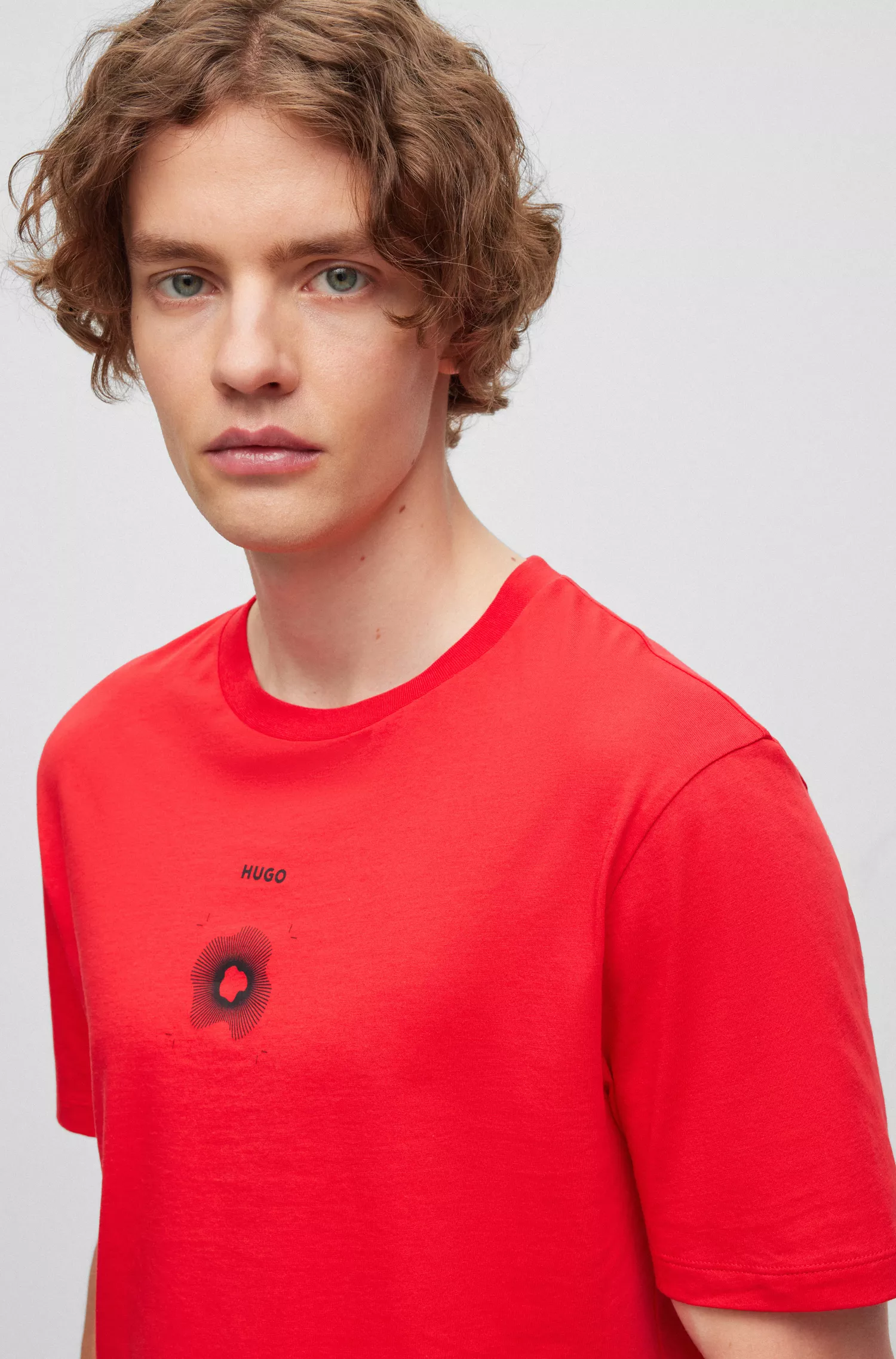 Camiseta HUGO vermelha de algodão com gola redonda e estampa do logotipo.