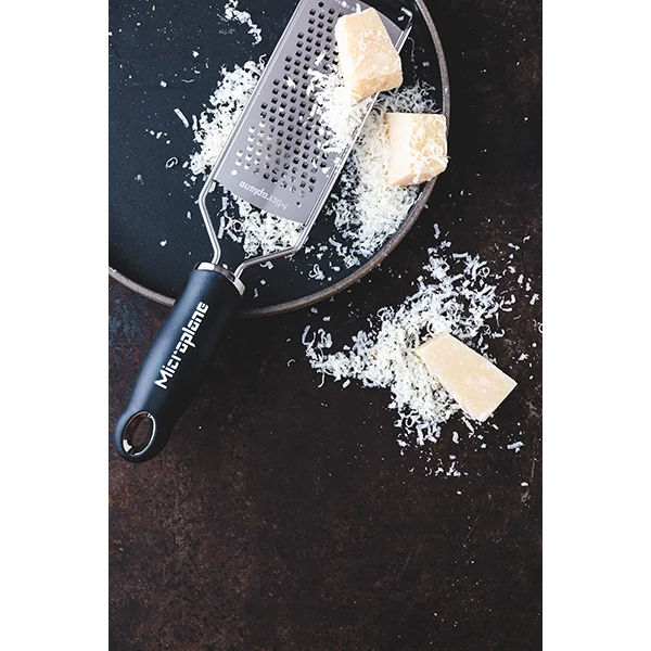 Râpe à fromage à gros grains Gourmet noire Microplane