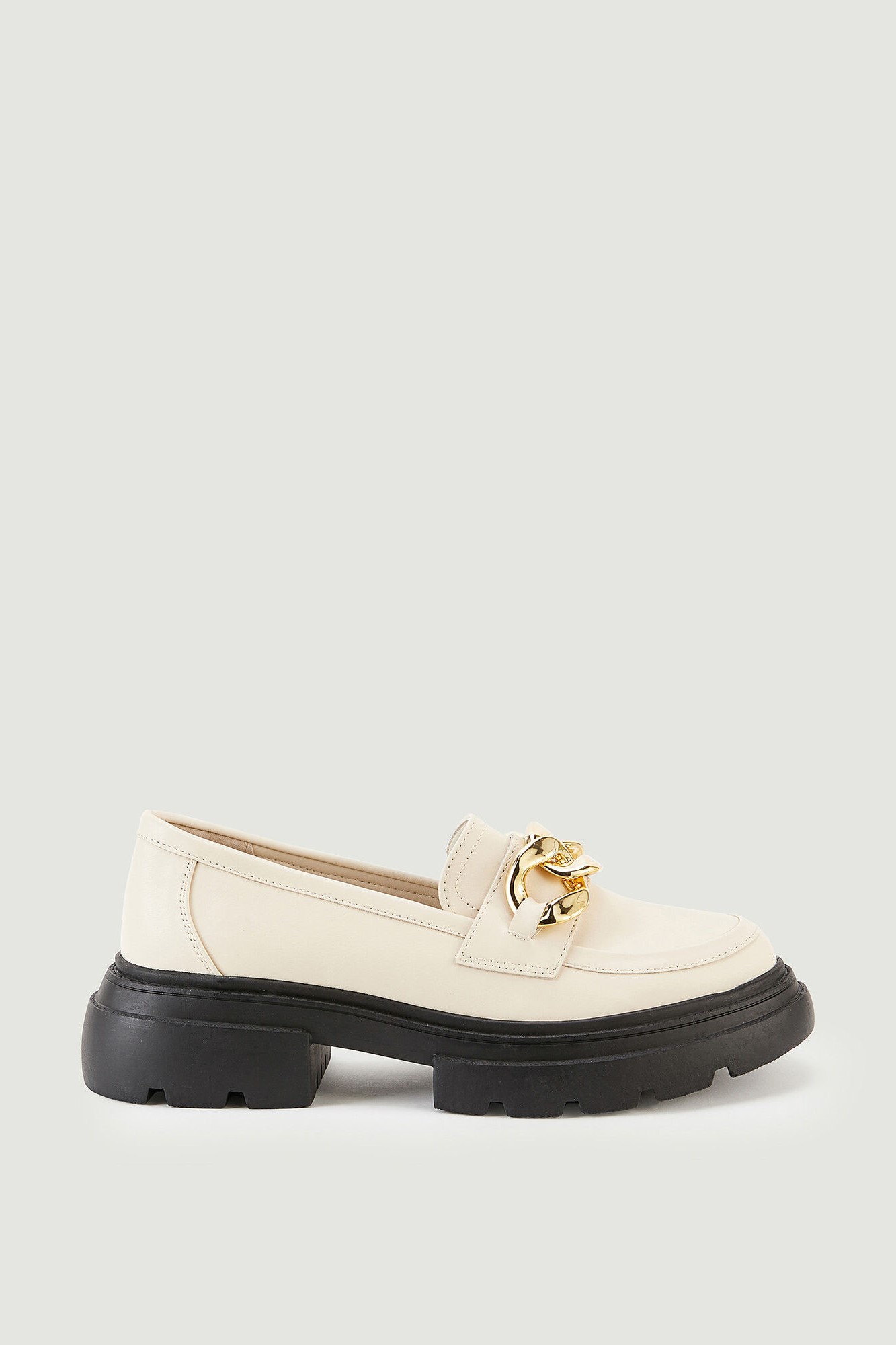 Mocassins robustos com fivelas douradas em imitação de couro.