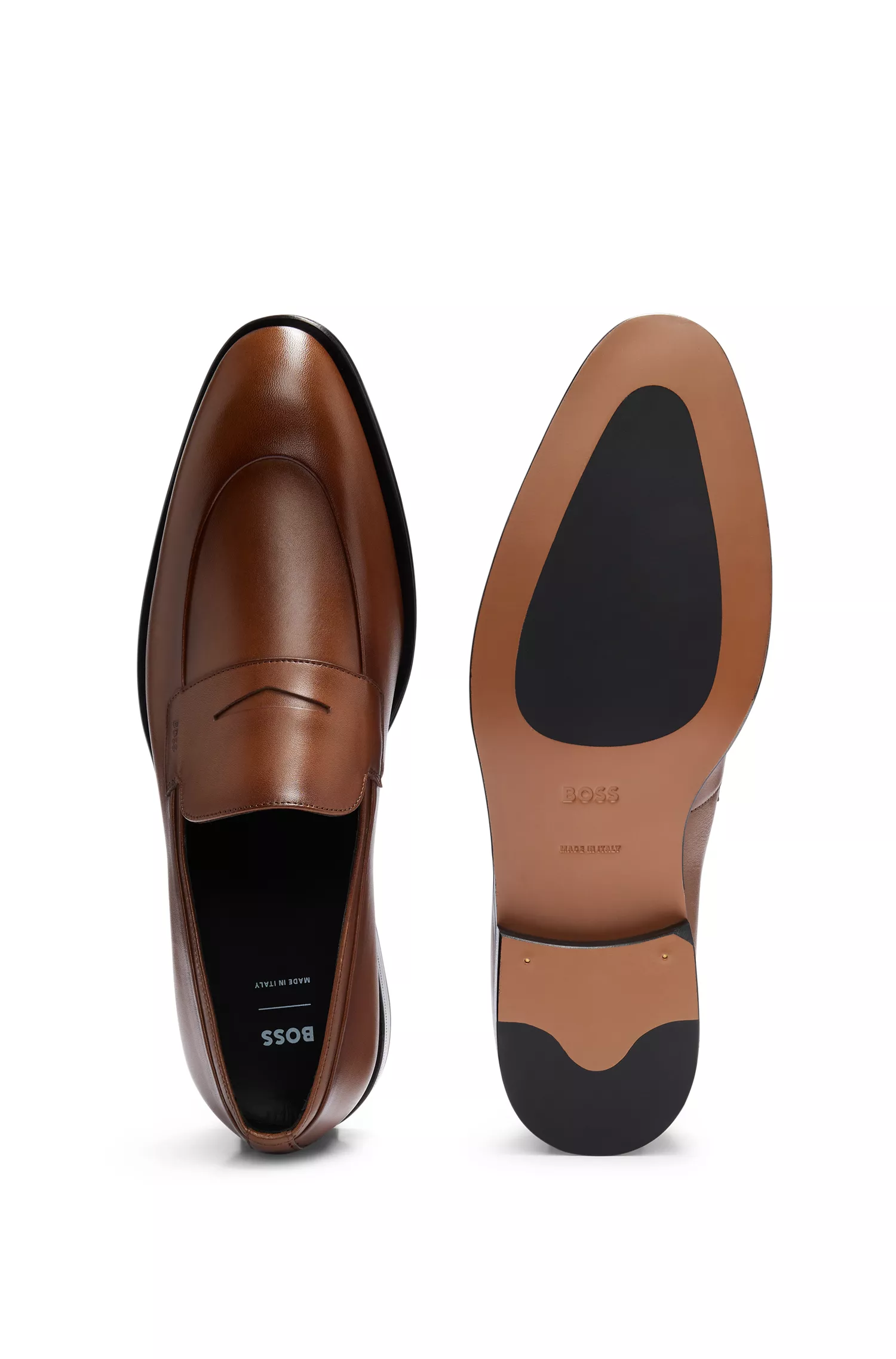 Mocassins BOSS em couro italiano preto com bico arredondado e detalhes com a marca.