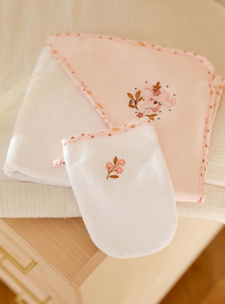 Pointe éponge et gant de toilette écrus à fleurs