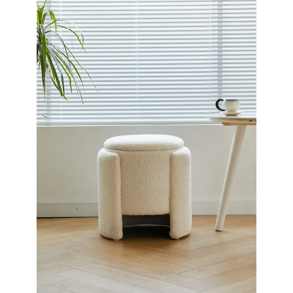 Pouf met witte krullen in Scandinavische stijl