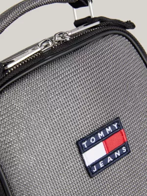 Bolsa transversal com textura metálica