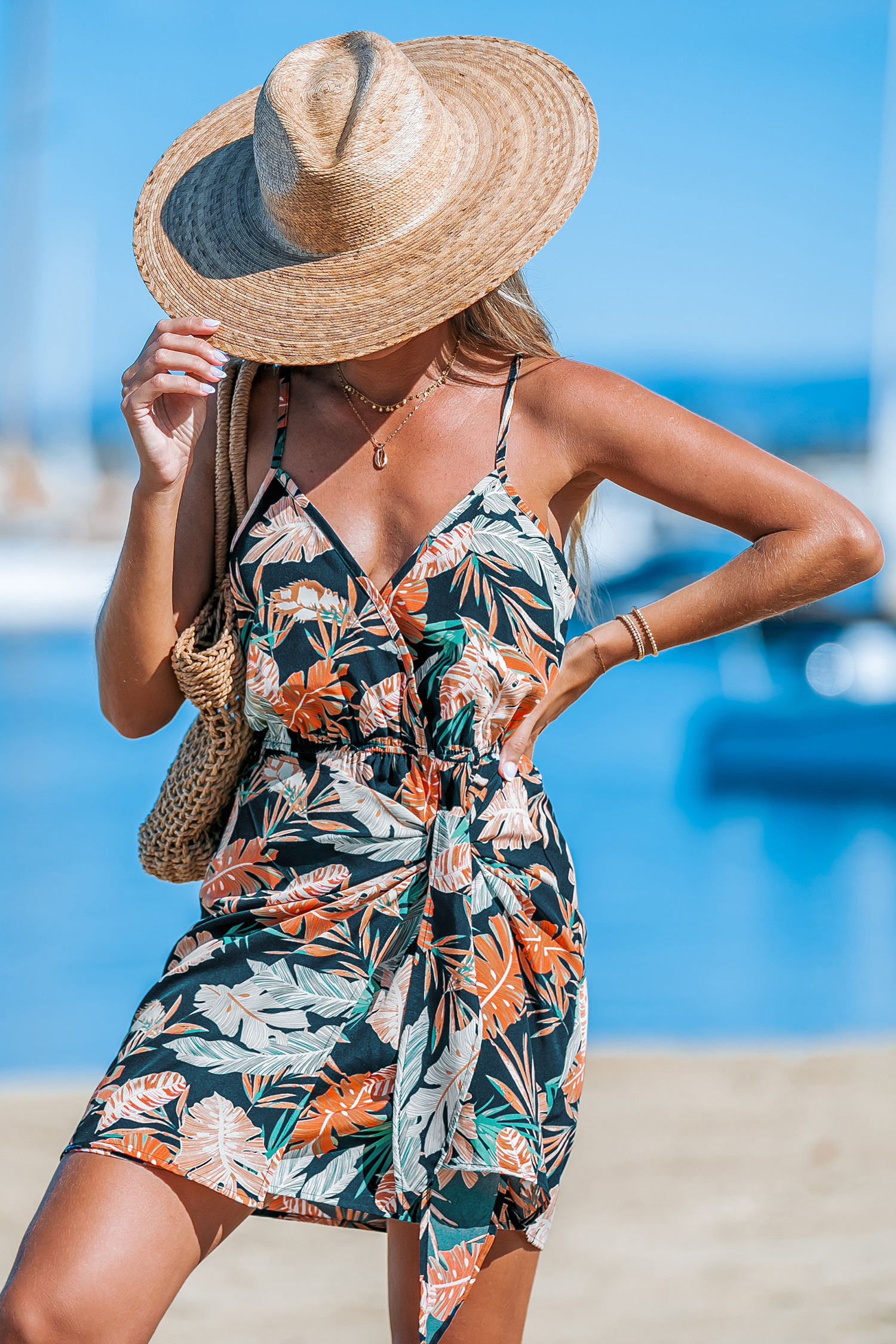 Robe mini à emballage avec en cœur et feuilles tropicales