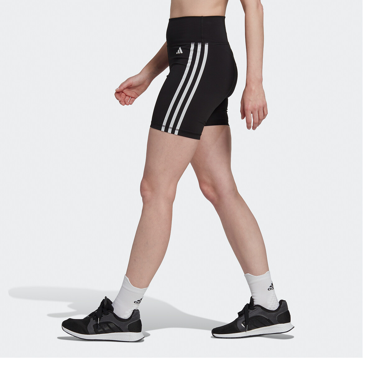 adidas Performance<br>Short esportivo tamanho grande Essentials 3 listras