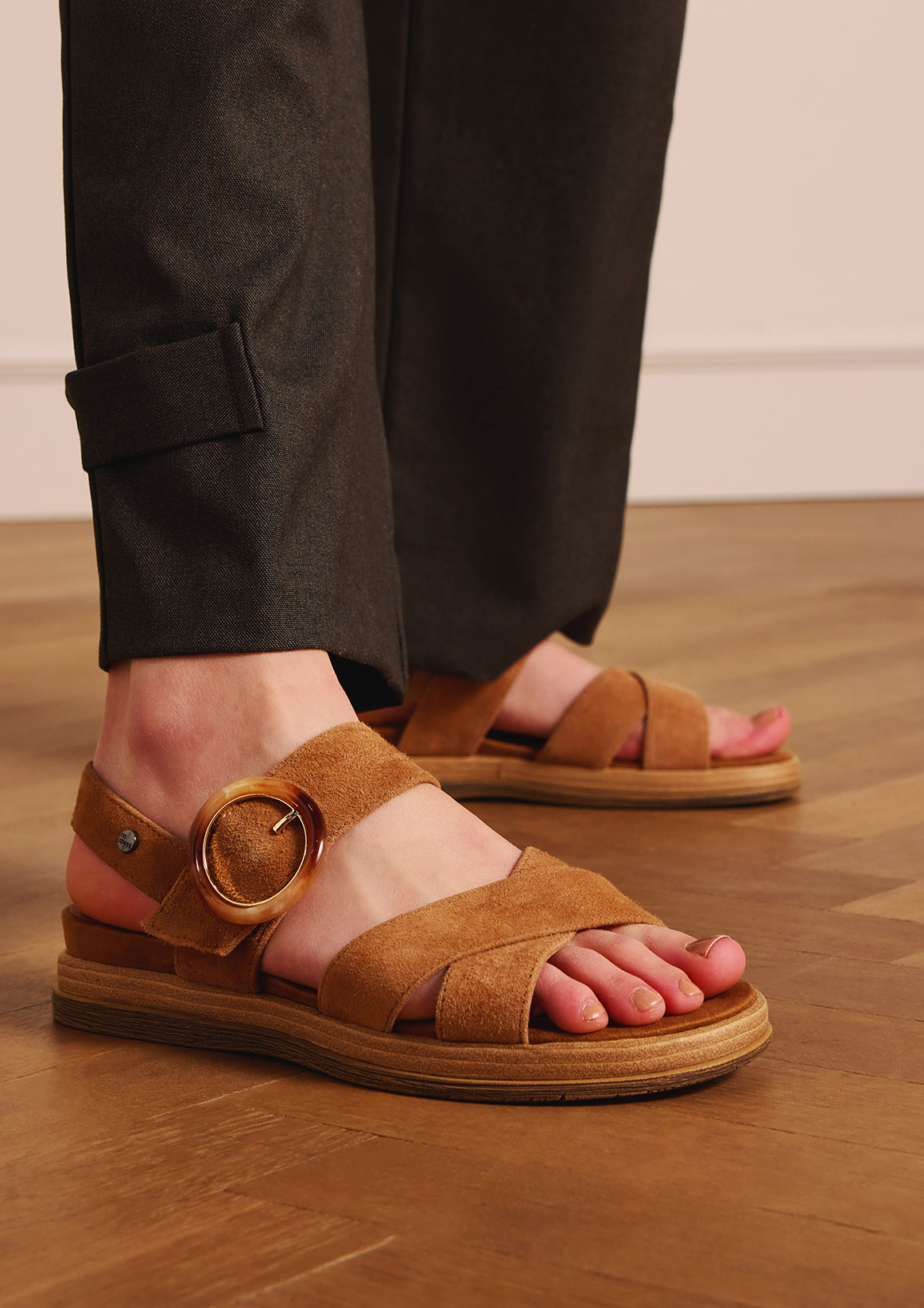 Beige suède plateau sandalen met gesp