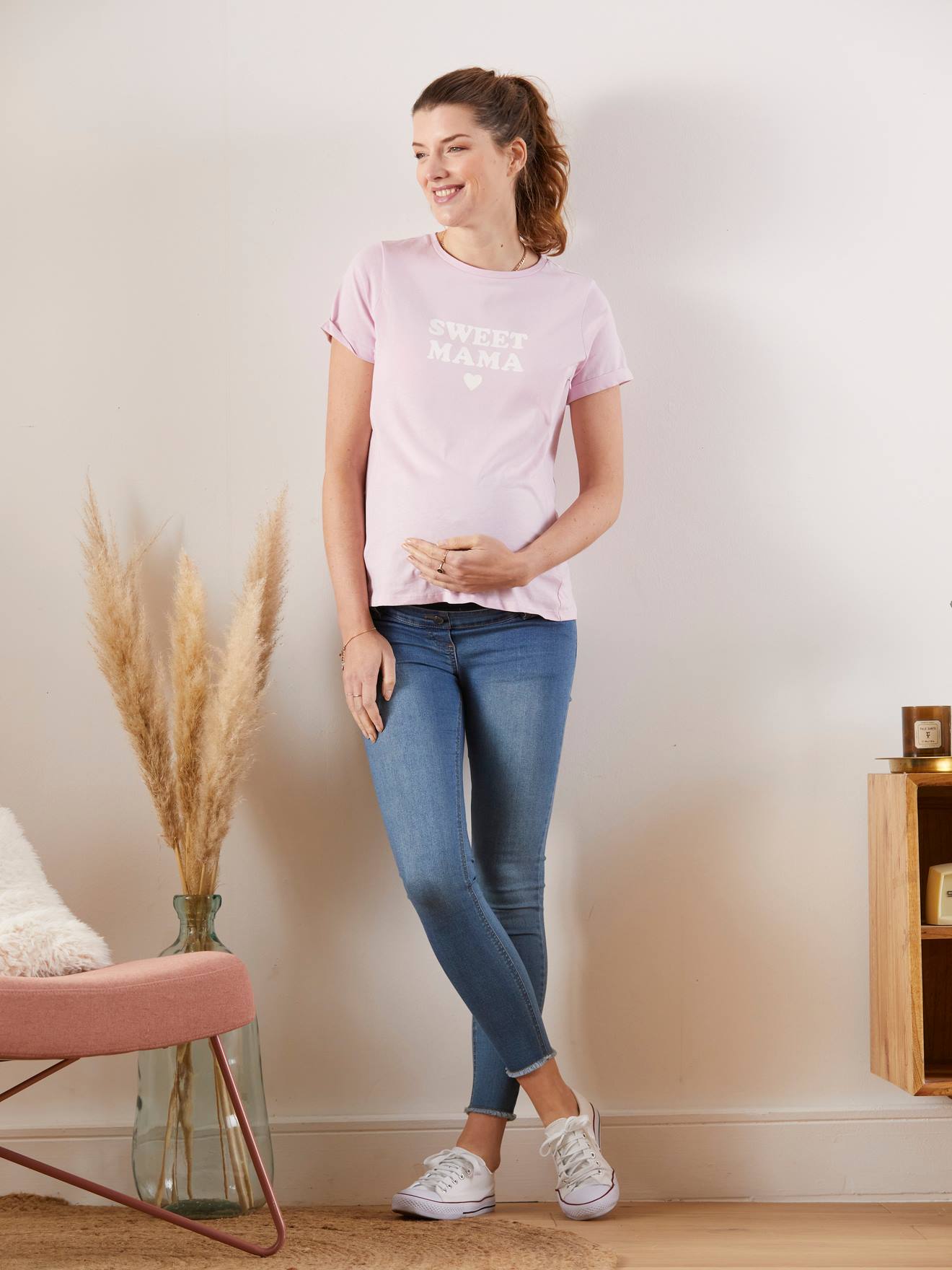 Camiseta com mensagem sobre gravidez e amamentação, feita de algodão orgânico, lilás claro, lisa com estampas.