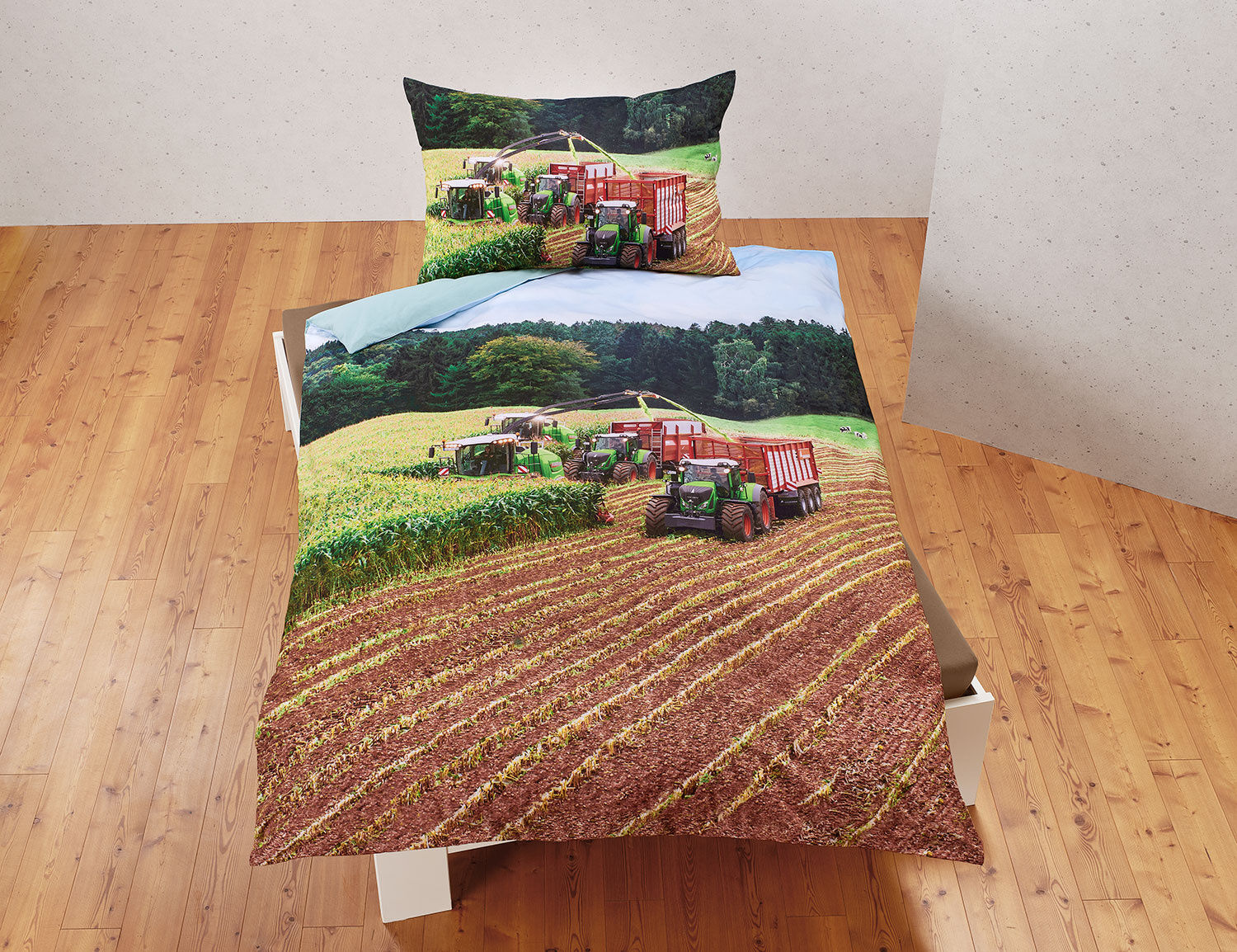 Bettwäsche roter Mähdrescher bei der Feldarbeit