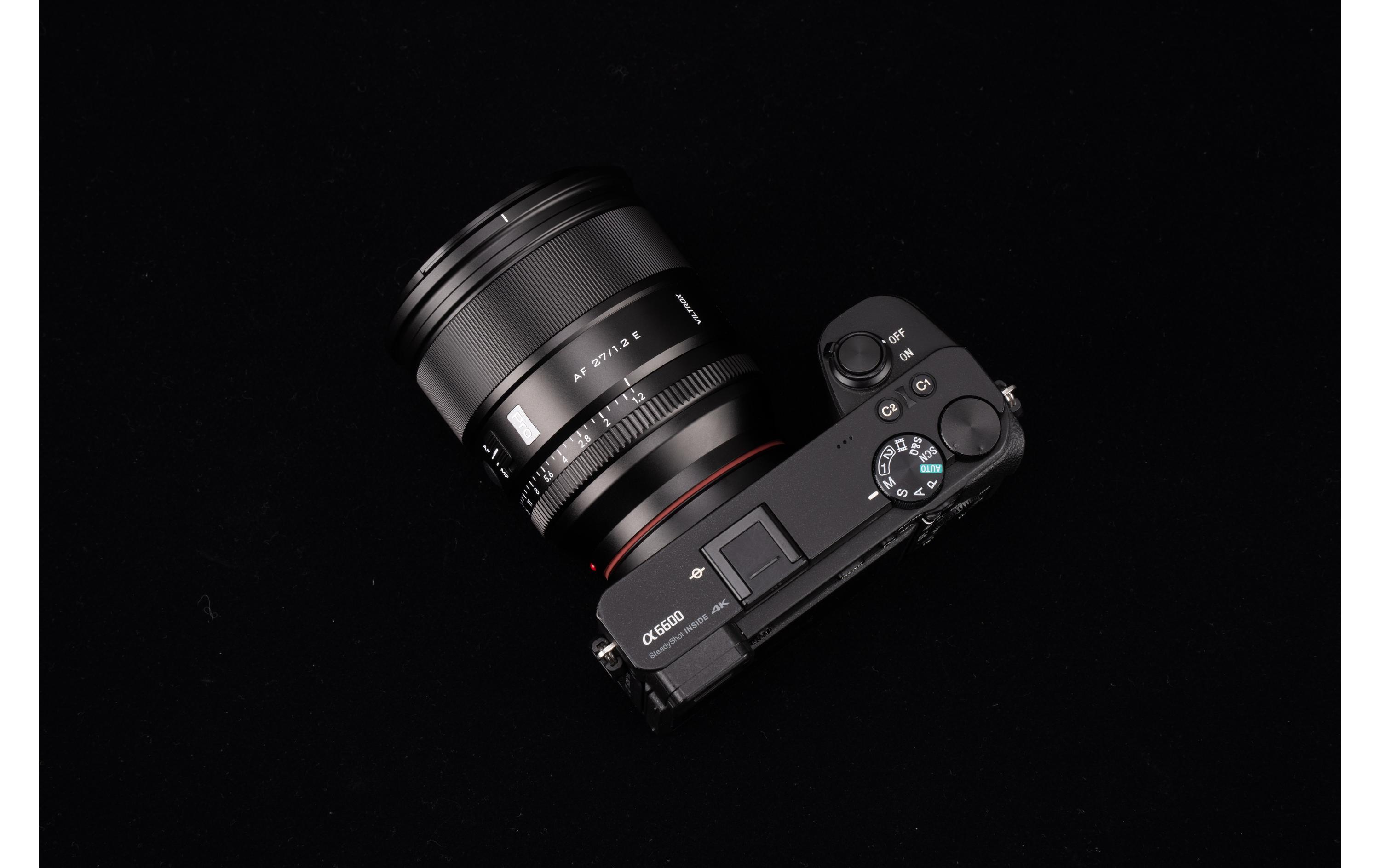 Festbrennweite AF 27mm F/1.2 Pro – Sony E-Mount<br>APS-C-Objektiv mit grosser Blende und Autofokus für Sony