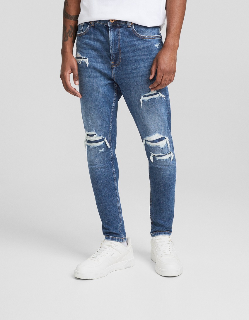 calça jeans cenoura rasgada