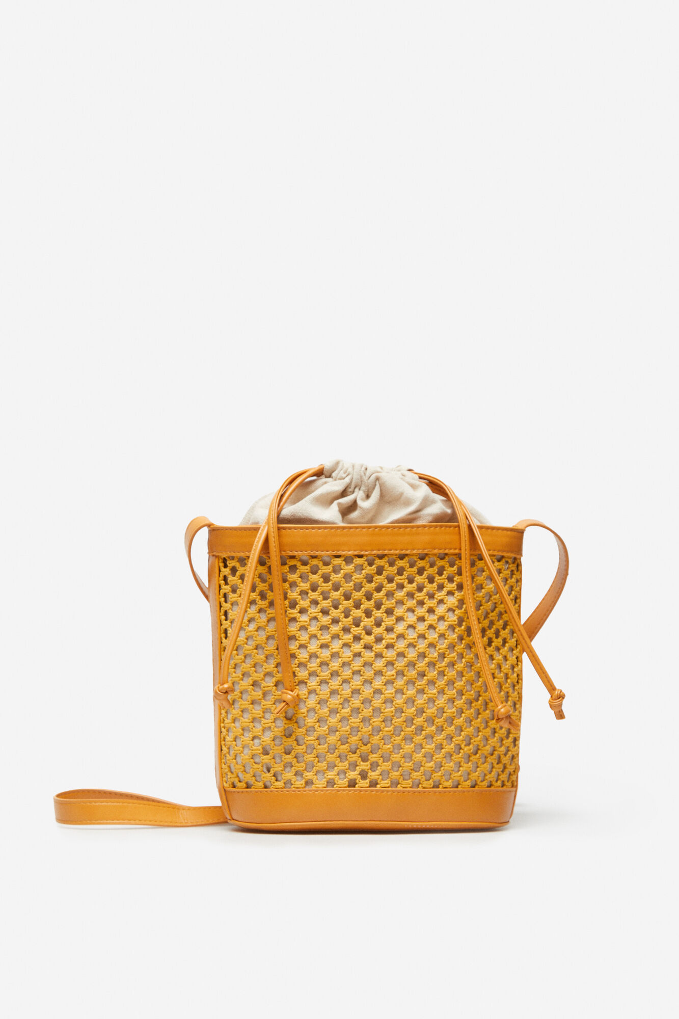 Bolsa tipo cubo trançada - Amarela