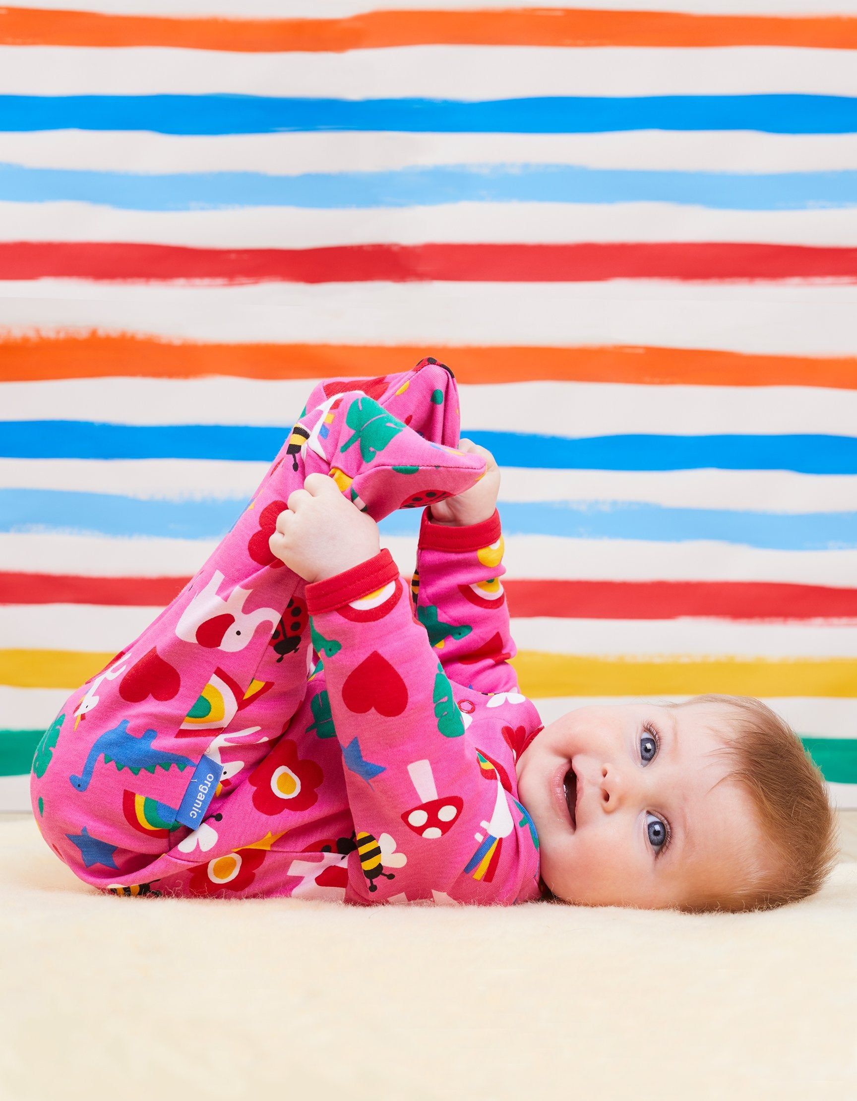 Toby Tiger Baby Strampler Schlafanzug mit geschlossenen Füßen, farbenfrohem Print