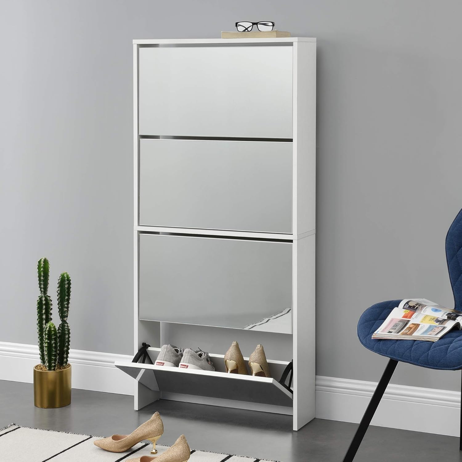 [en.casa] Schuhkipper Vogar Schuhschrank mit 4 Klappen verspiegelt Schuhkommode für 12 Paar Schuhe 134 x 63 x 17 cm Schuhaufbewahrung Weiß