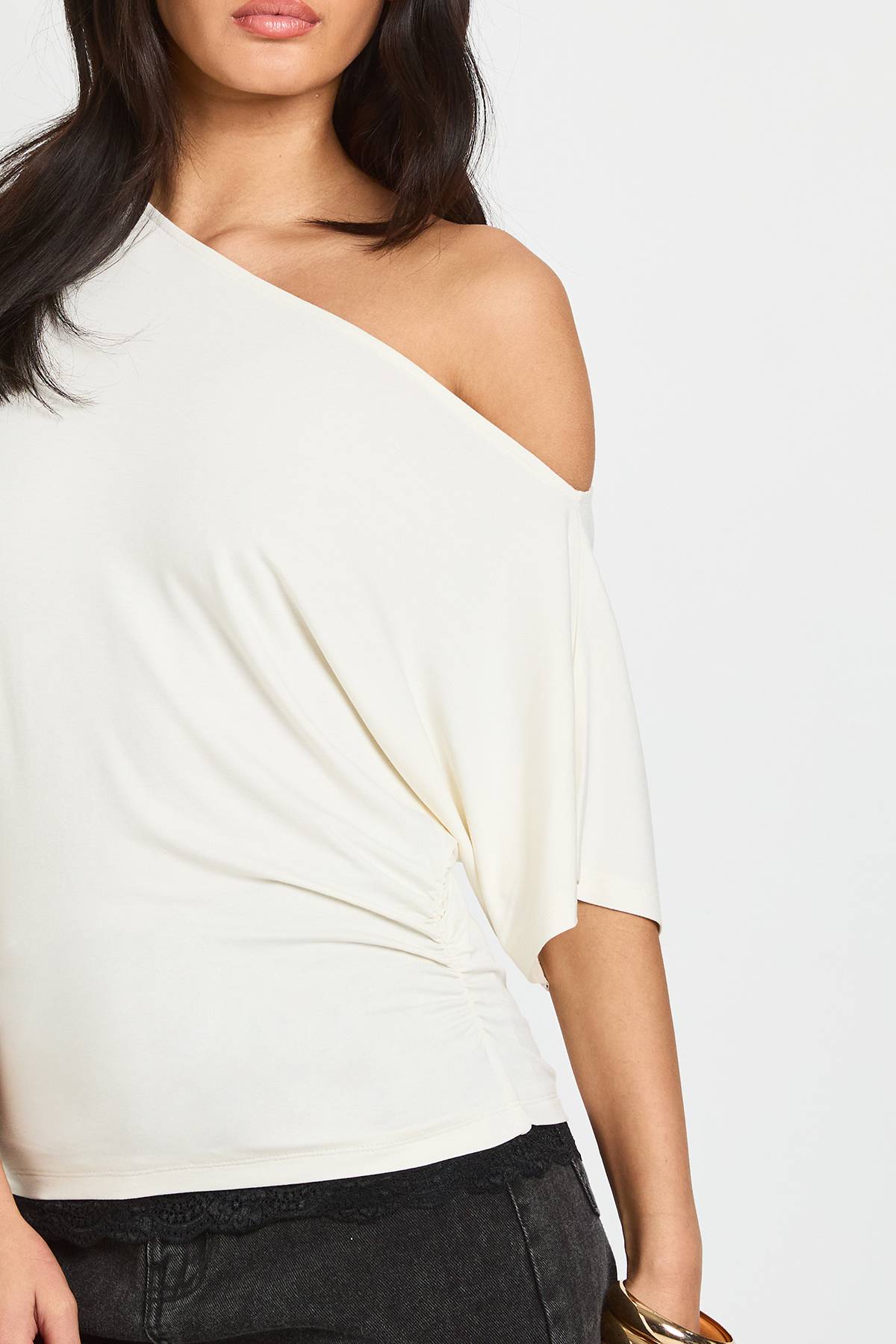 boohoo T-shirt Asymétrique Épaules Dénudées Avec Bordure En Dentelle