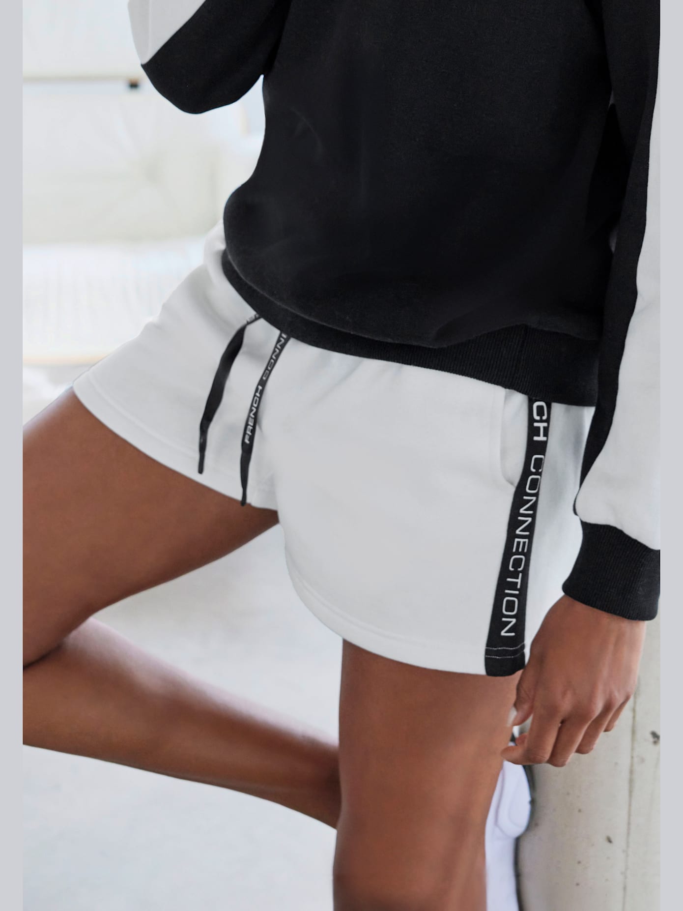 Short en matière sweat short molletonné confortable avec poches latérales fendues pratiques