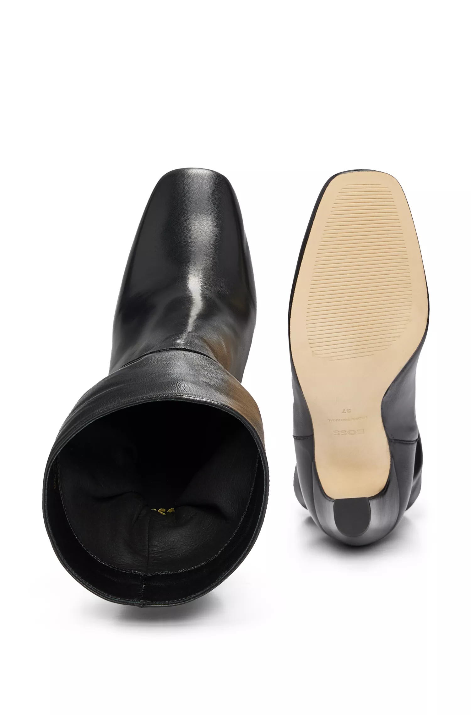Botas BOSS pretas de salto alto em couro napa com detalhe de monograma.