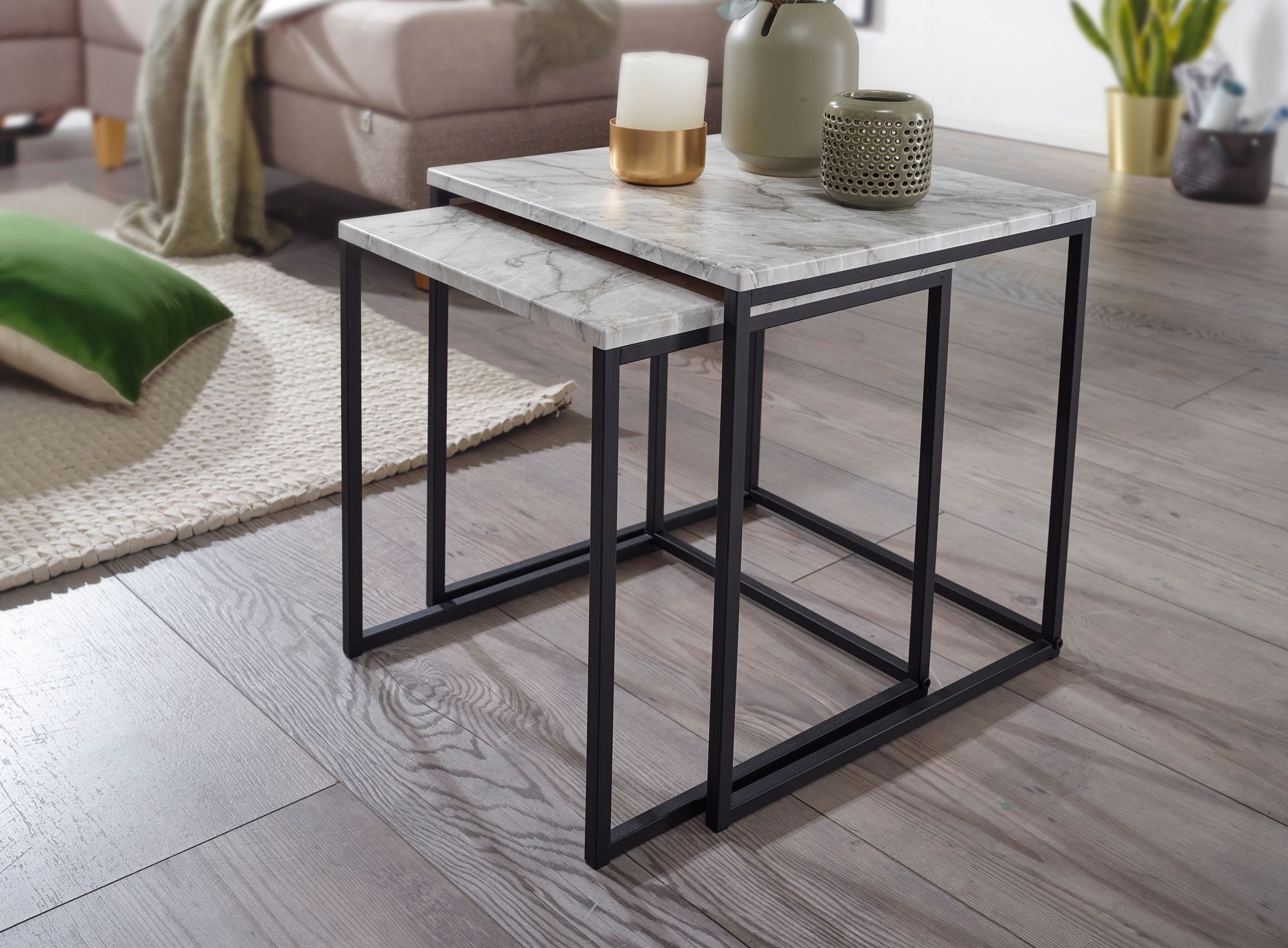 KADIMA DESIGN Marmor-Optik Beistelltisch Set, moderne Wohnzimmermöbel, robustes Metallgestell, 40x42,5x40 cm und 35x39,5x35 cm.