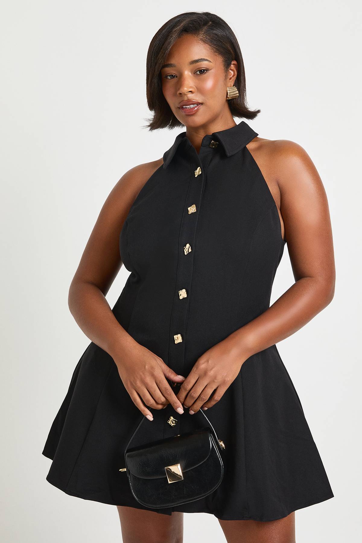 boohoo Robe chemise skater sans manches à boutons dorés Plus