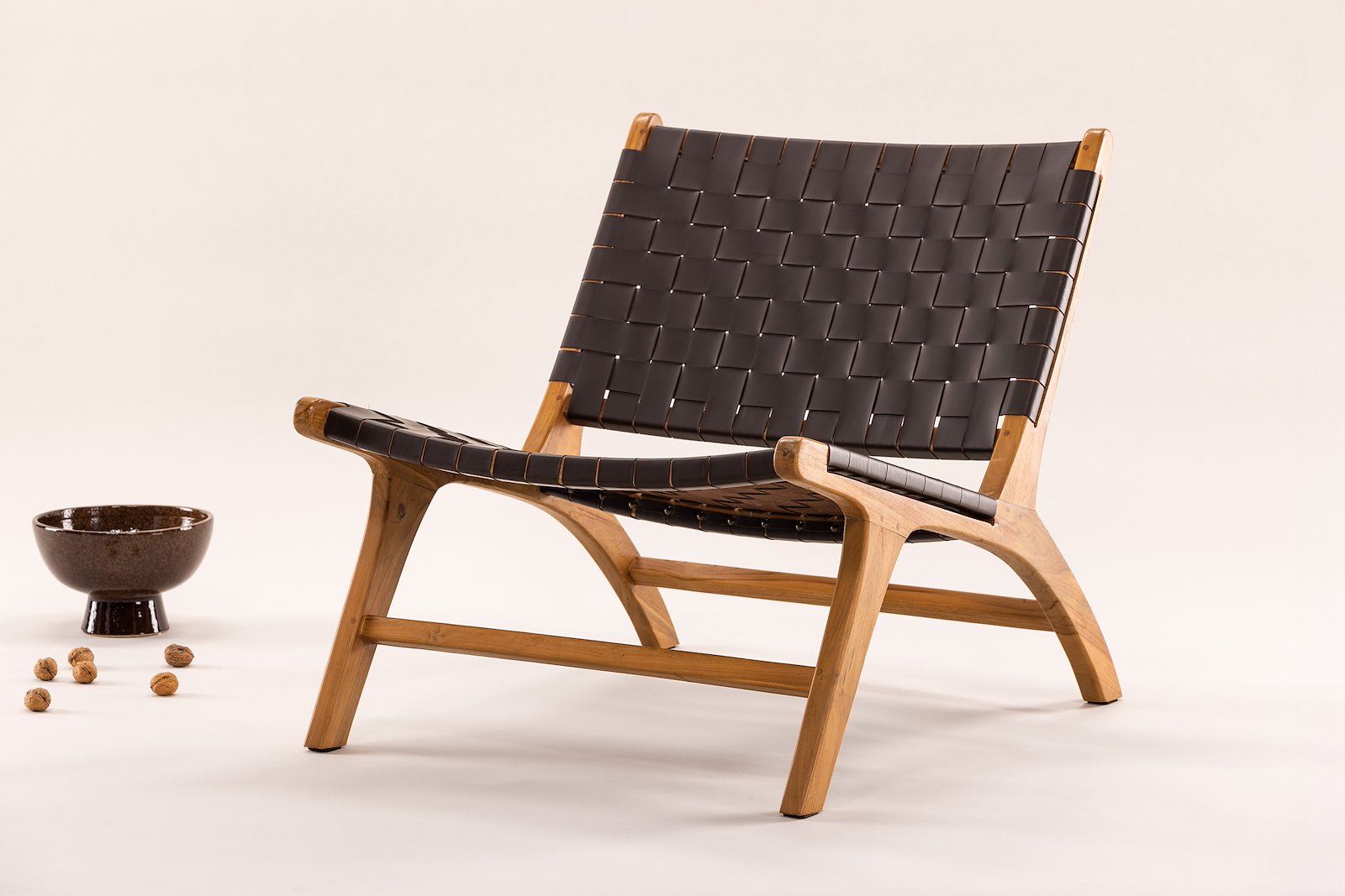 Rike stol Brun PU skinn, ben og ramme i teak\n