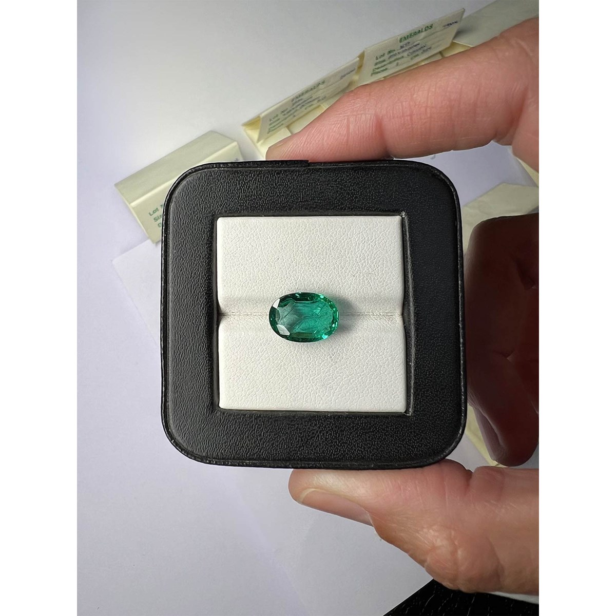 Émeraude Ovale Facettée 3.44 ct - Couleur AAA Top Green - Clarté VVS - Origine Zambie