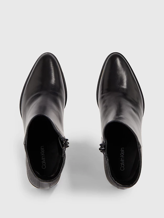 Botas de cano curto com logotipo e salto de couro.