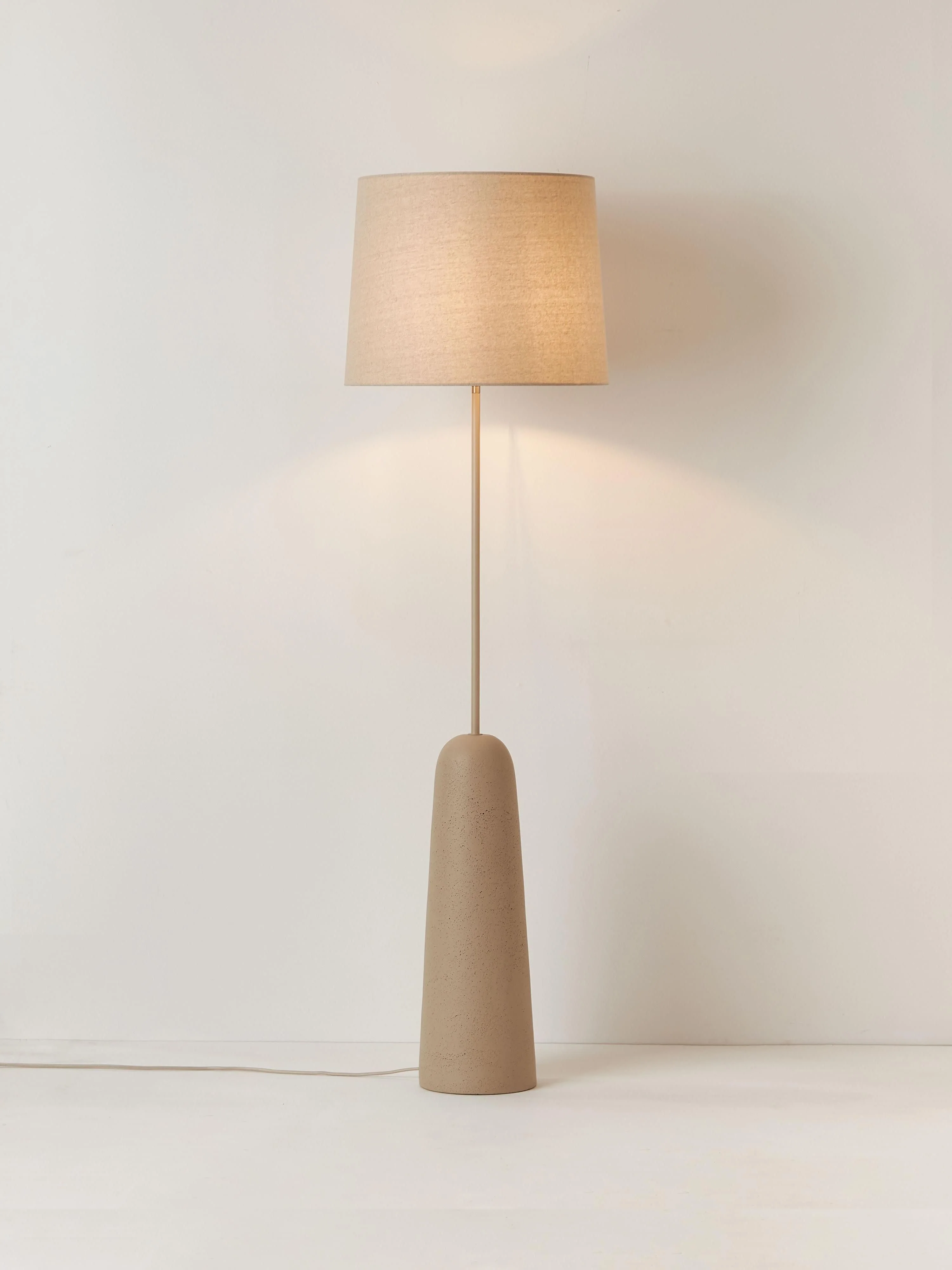 Vloerlamp Kaya met betonnen voet