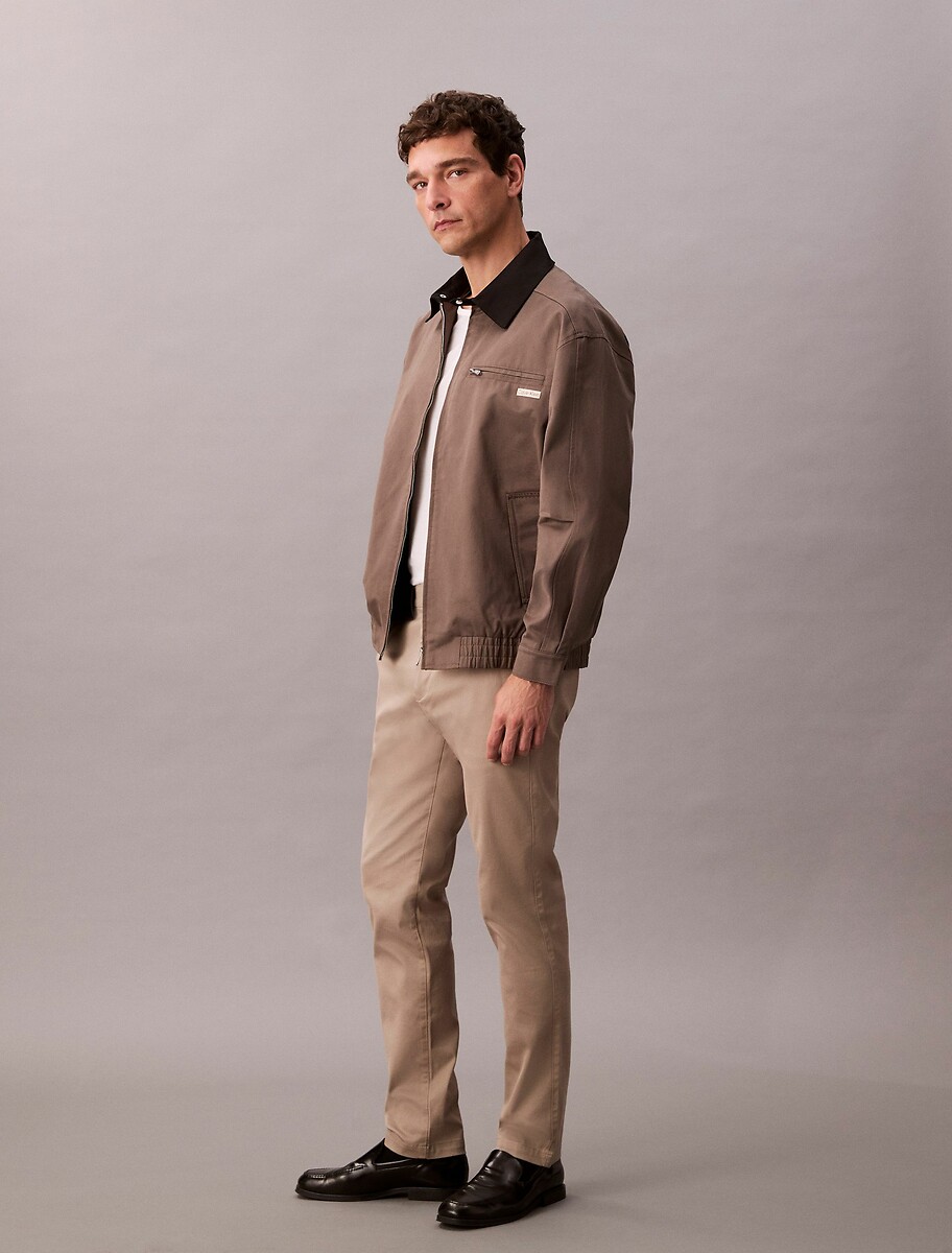 CALVIN KLEIN<br>Calça chino em tecido stretch